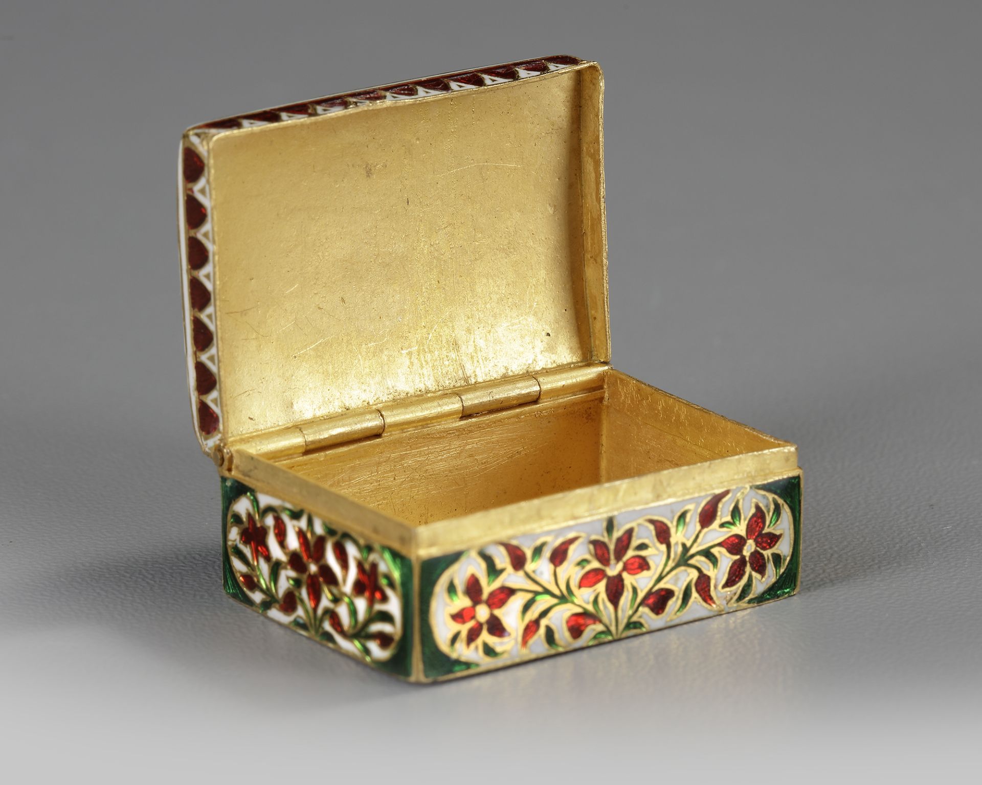 AN INDIAN, JAIPUR, RAJASTHAN ENAMEL, POLKI DIAMOND AND RUBY BOX, FIRST HALF OF THE 20TH CENTURY - Image 2 of 4