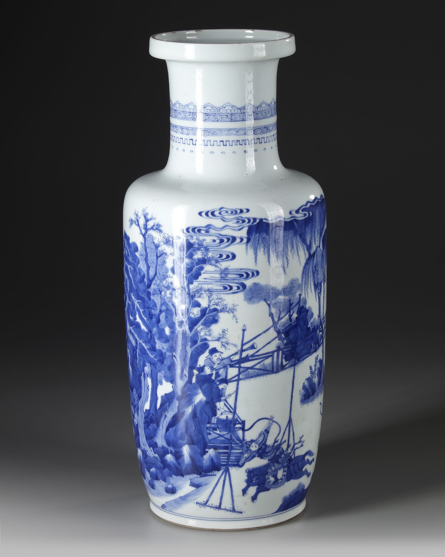 A CHINESE BLUE AND WHITE ROULEAU VASE, QING DYNASTY (1644-1911) - Bild 3 aus 5