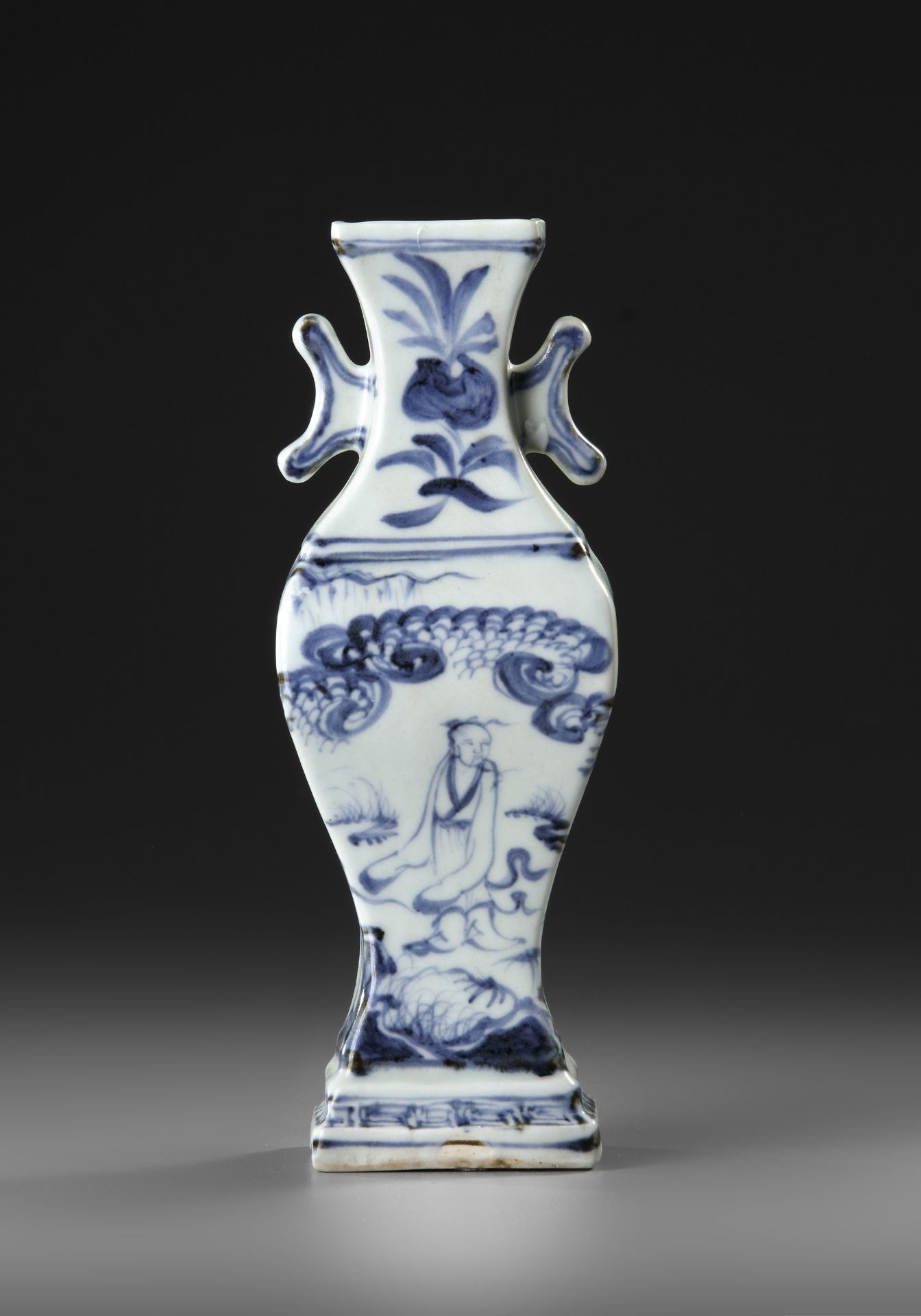 A CHINESE BLUE AND WHITE FACETED VASE, MING DYNASTY, LATE 15TH CENTURY - Bild 2 aus 6