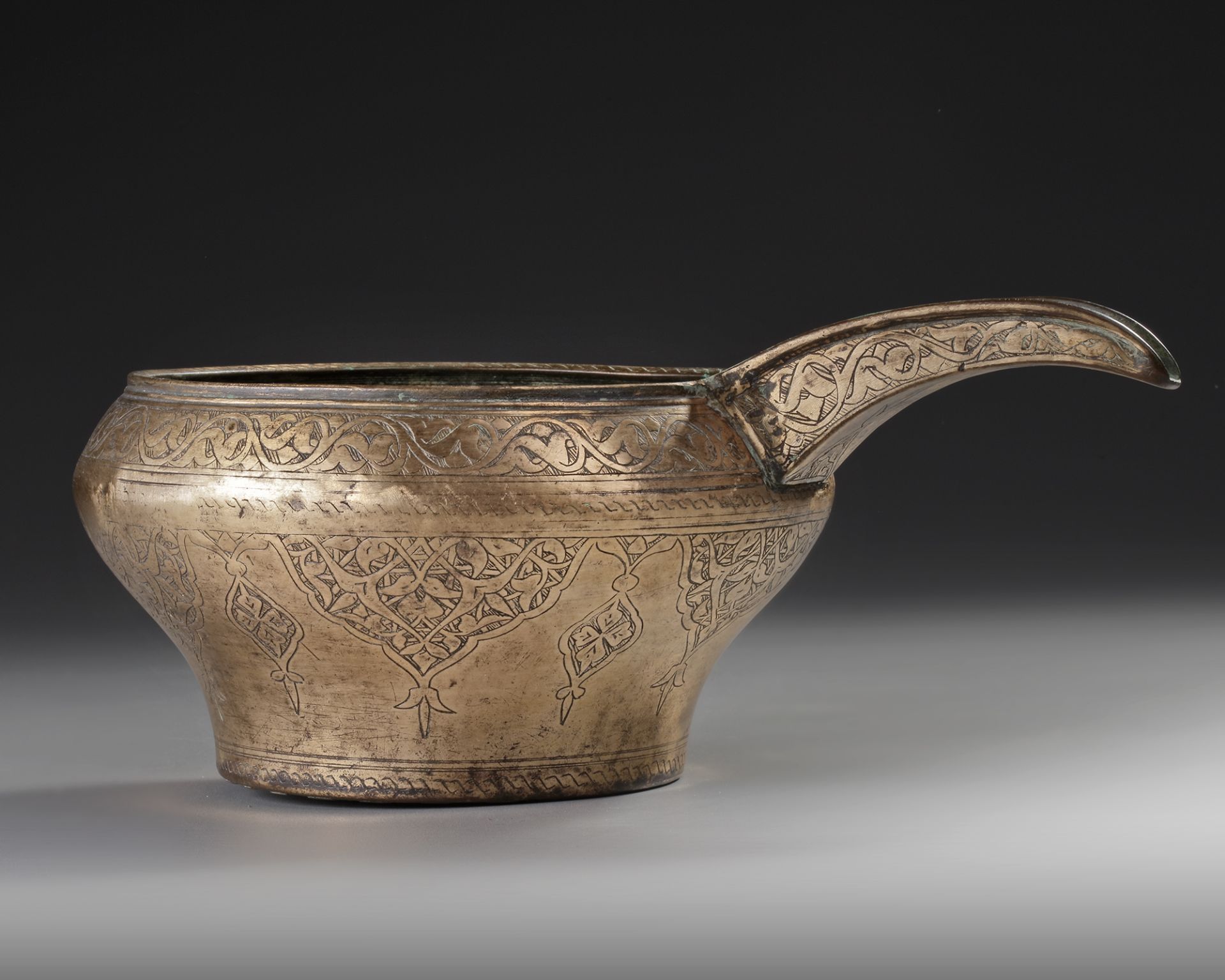 AN ENGRAVED SAFAVID TINNED COPPER SPOUTED POURING BOWL, PERSIA, 17TH CENTURY - Bild 5 aus 5