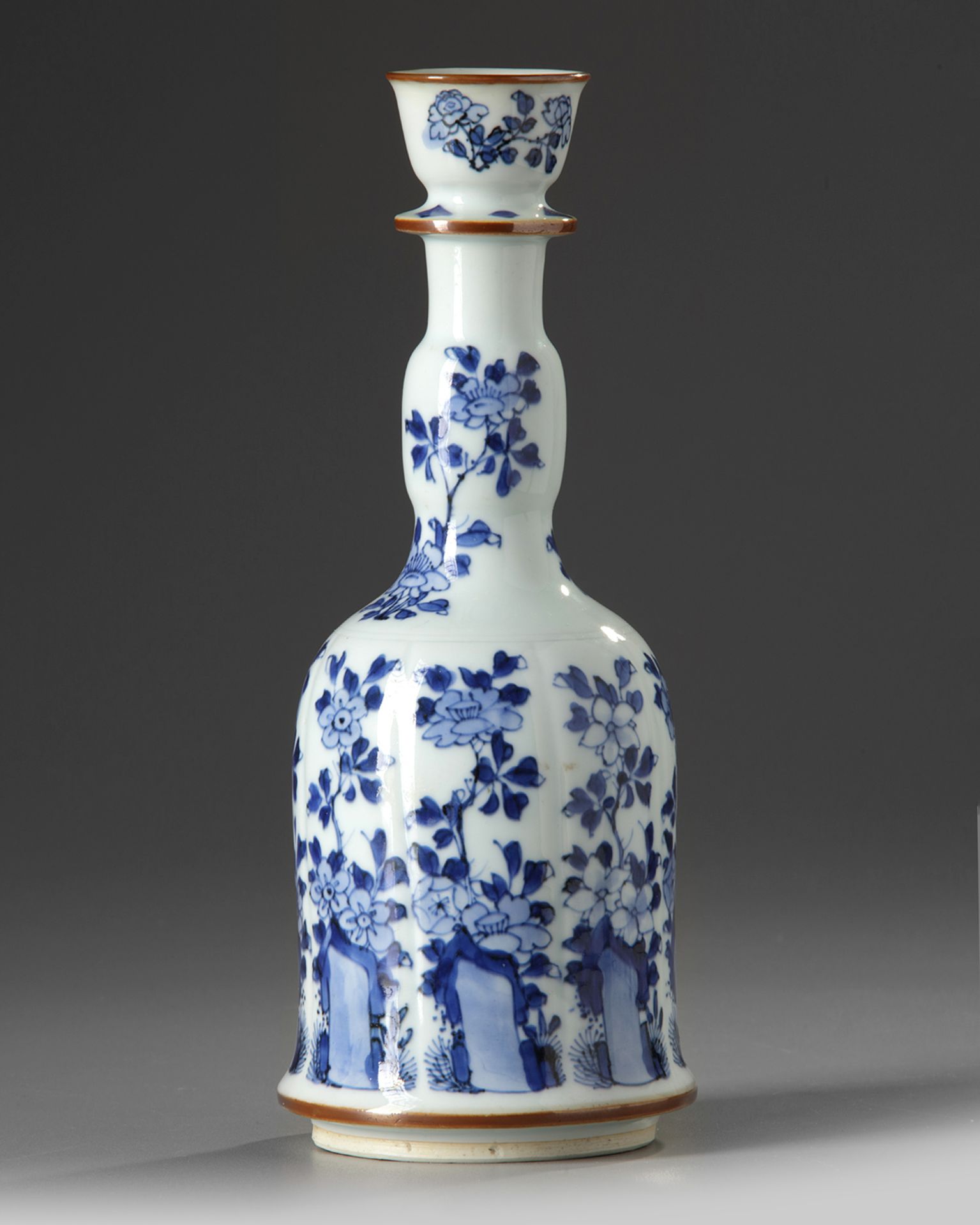 A CHINESE BLUE AND WHITE HOOKAH BASE, KANGXI PERIOD (1662-1722) - Bild 3 aus 5