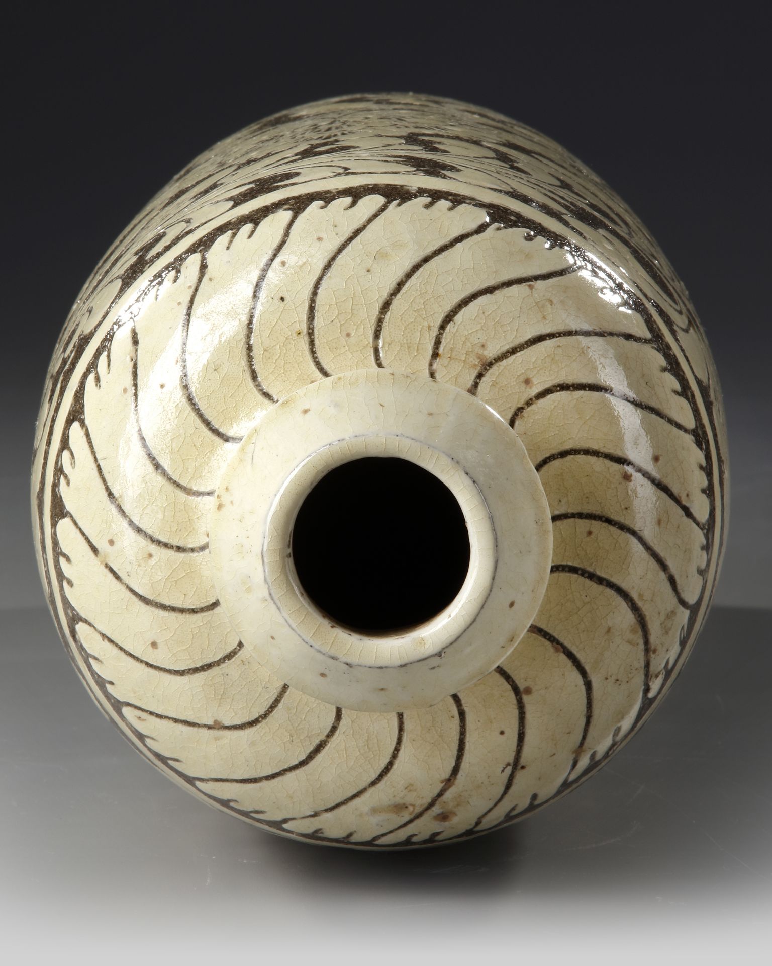 AN OUTSTANDING LARGE CIZHOU WHITE-GLAZED JAR, NORTHERN SONG DYNASTY (960-1127) - Image 3 of 4