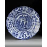 A LARGE CHINESE BLUE AND WHITE 'KRAAK PORSELEIN' CHARGER, 17TH CENTURY