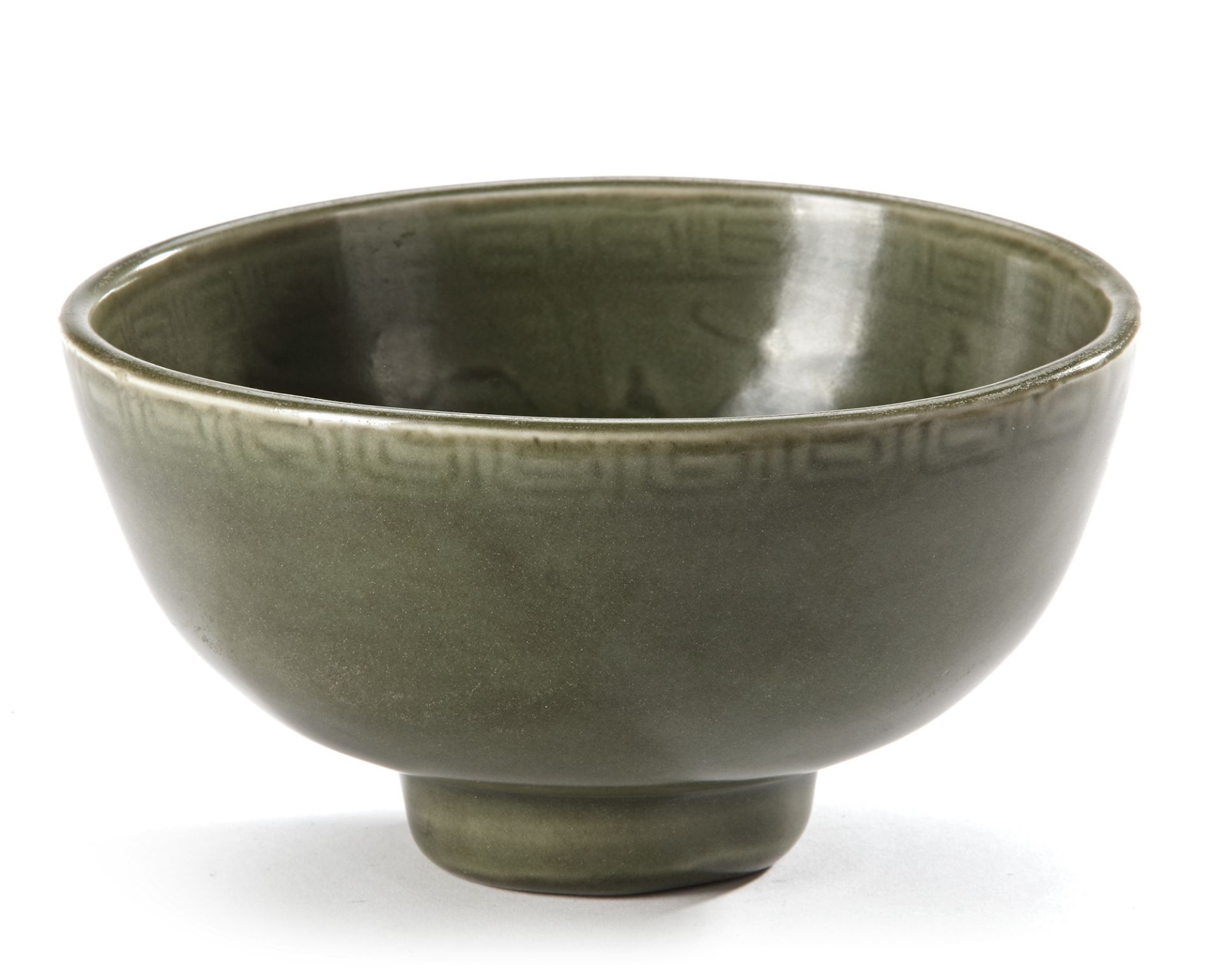 A CHINESE LONGQUAN IMPRESSED BOWL, MING DYNASTY (1368-1644) - Image 6 of 8