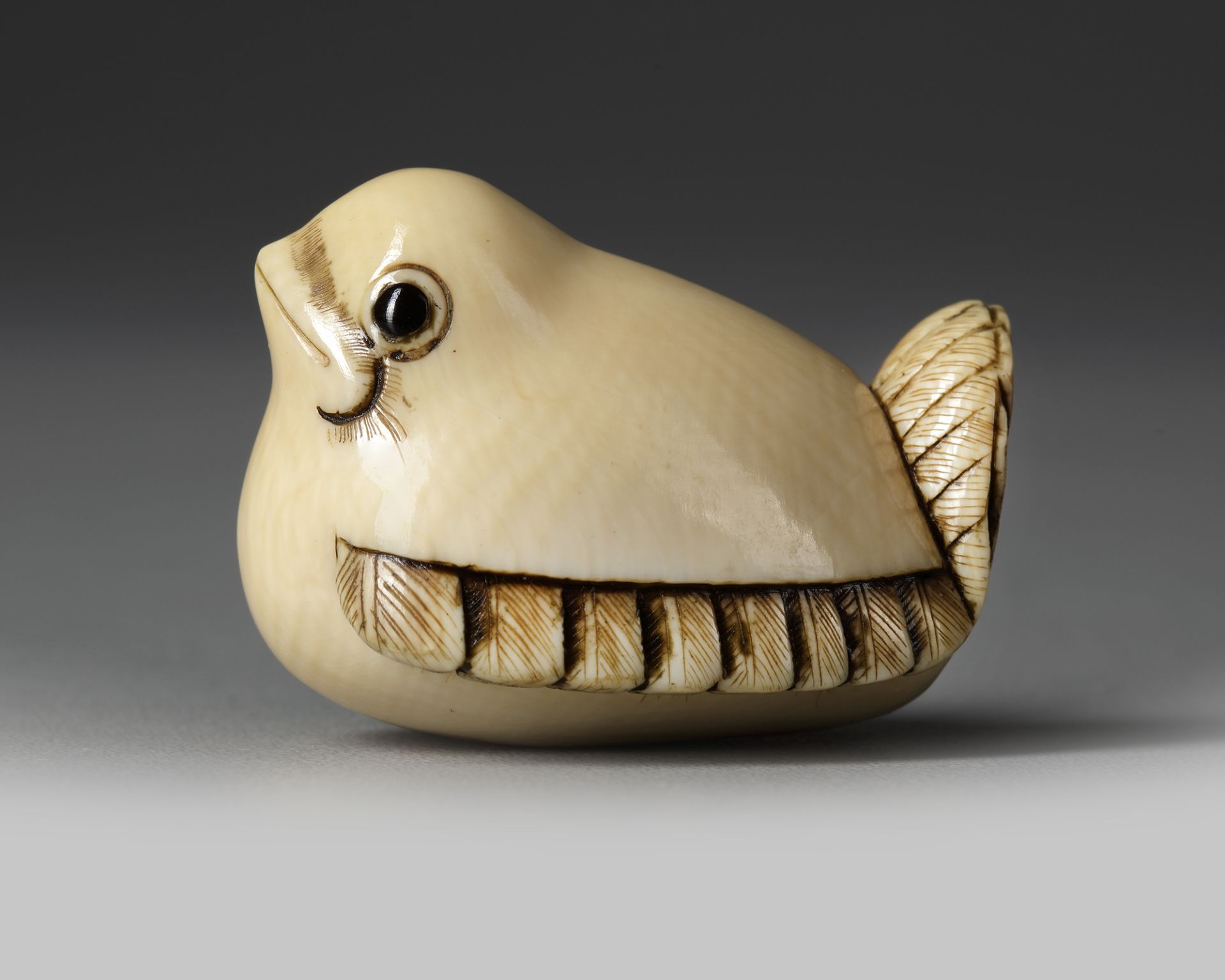 A JAPANESE IVORY NETSUKE OF THE SHAPE OF A SPARROW, SECOND HALF 19TH CENTURY - Bild 2 aus 5