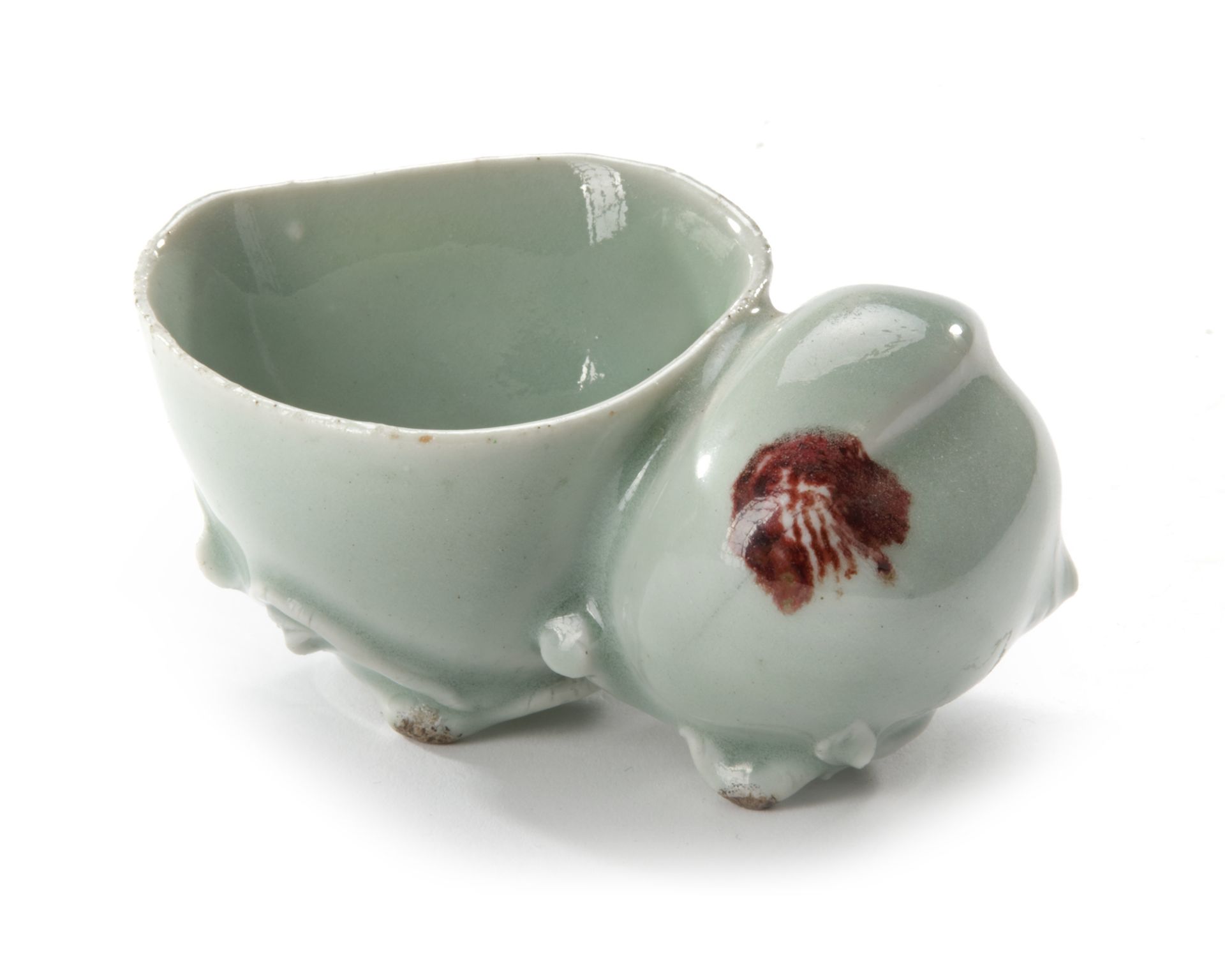 A CHINESE CELADON WATER DROPPER IN THE SHAPE OF A PEACH, KANGXI PERIOD (1662-1722) - Image 3 of 5