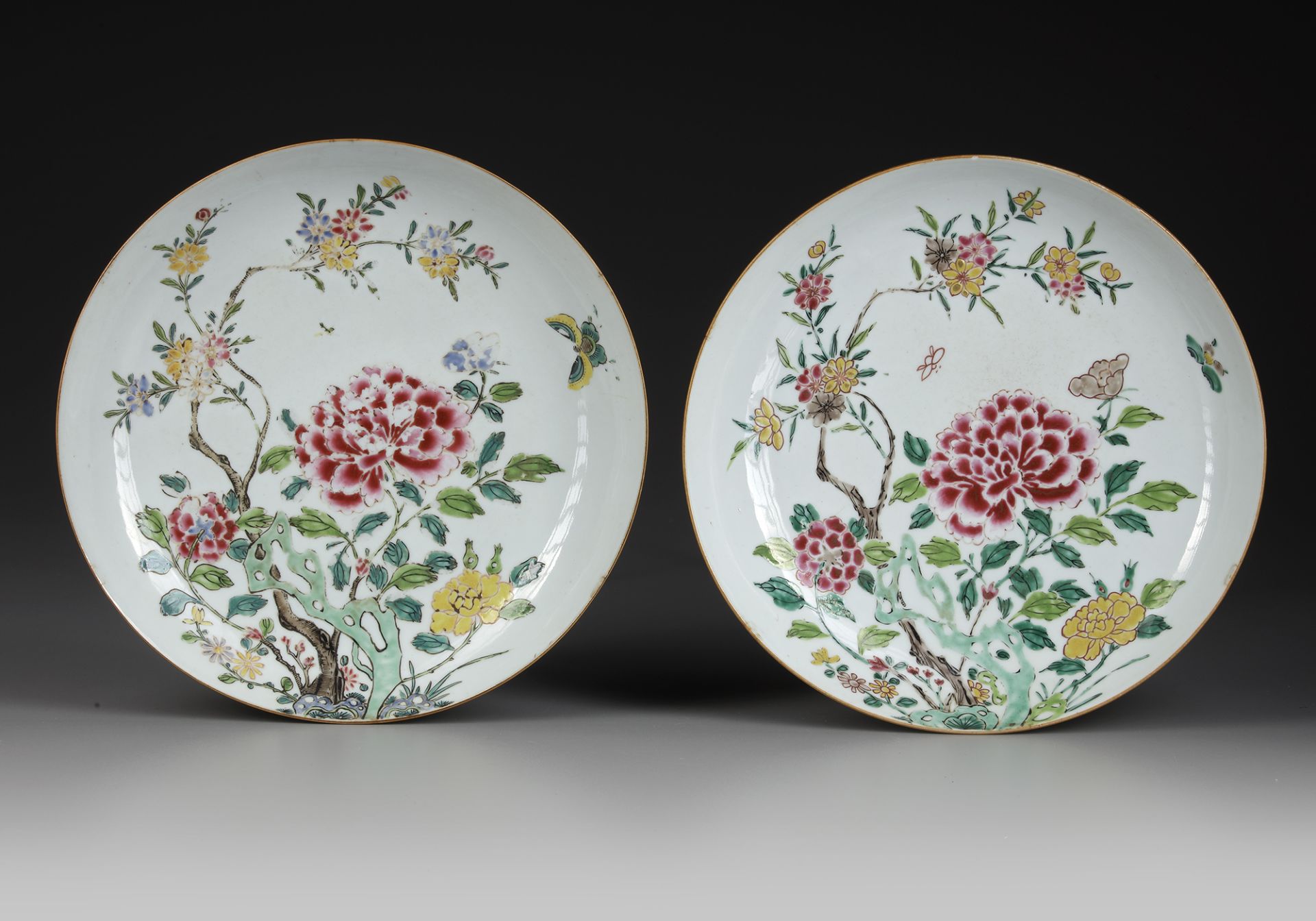 A PAIR OF CHINESE FAMILLE ROSE DISHES, 18TH CENTURY