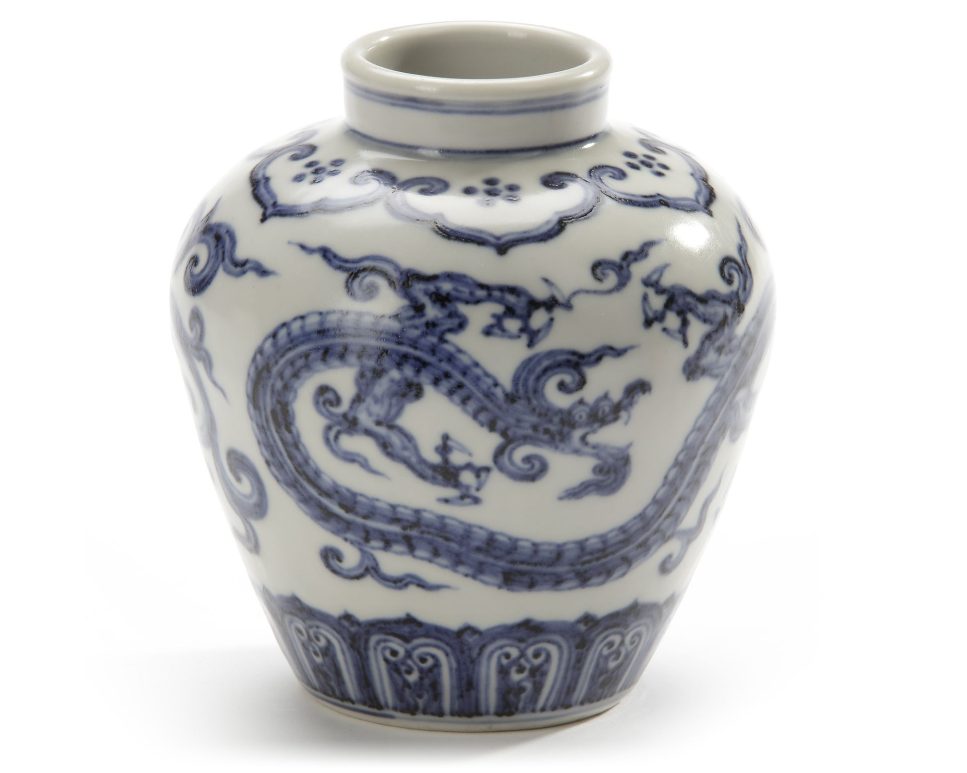 A SMALL CHINESE BLUE AND WHITE DRAGONS JAR, MING DYNASTY (1368-1644) - Image 2 of 4