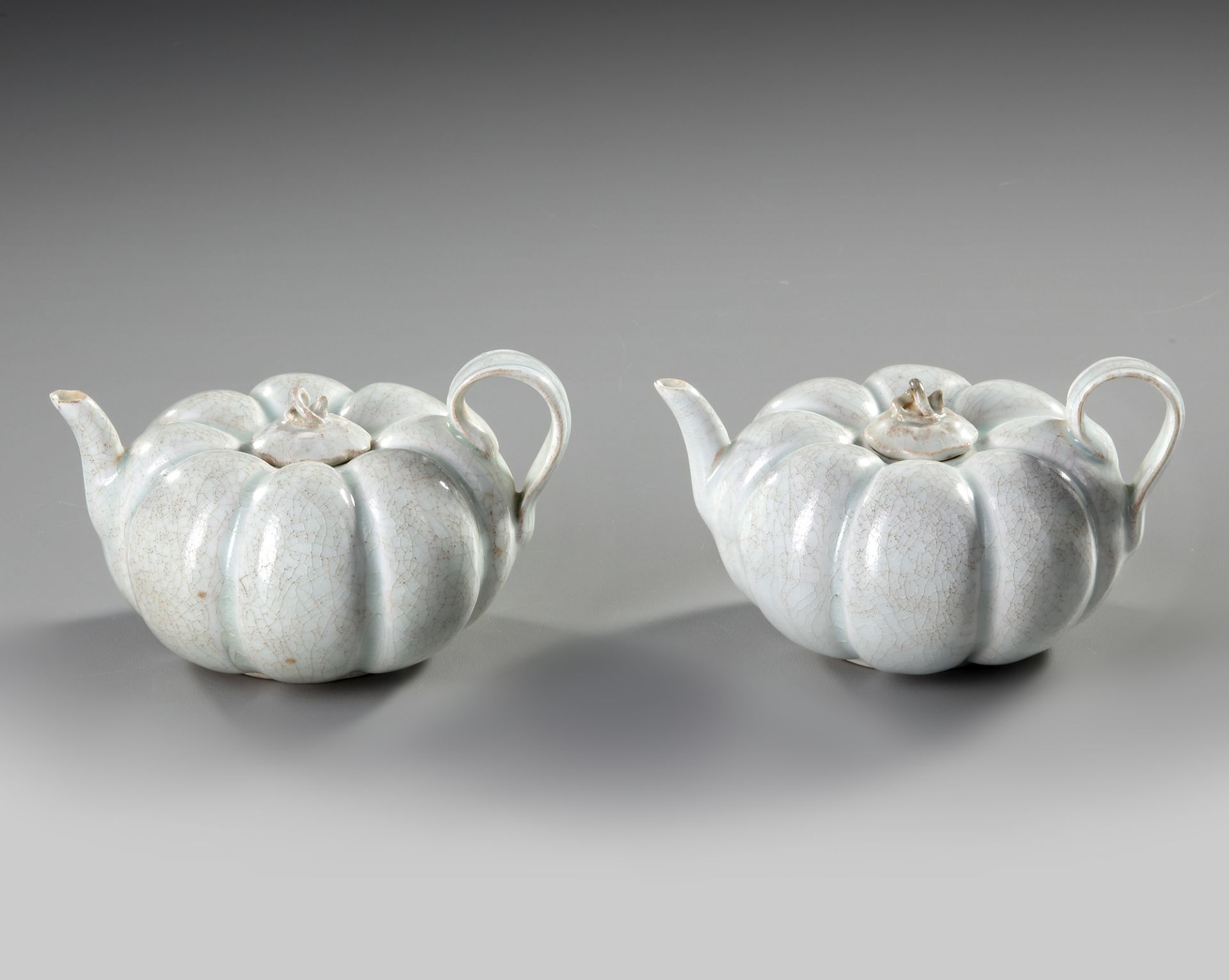 A PAIR OF CHINESE 'QINGBAI' TEAPOTS WITH COVERS, SOUTHERN SONG (1127-1279) - Bild 2 aus 4