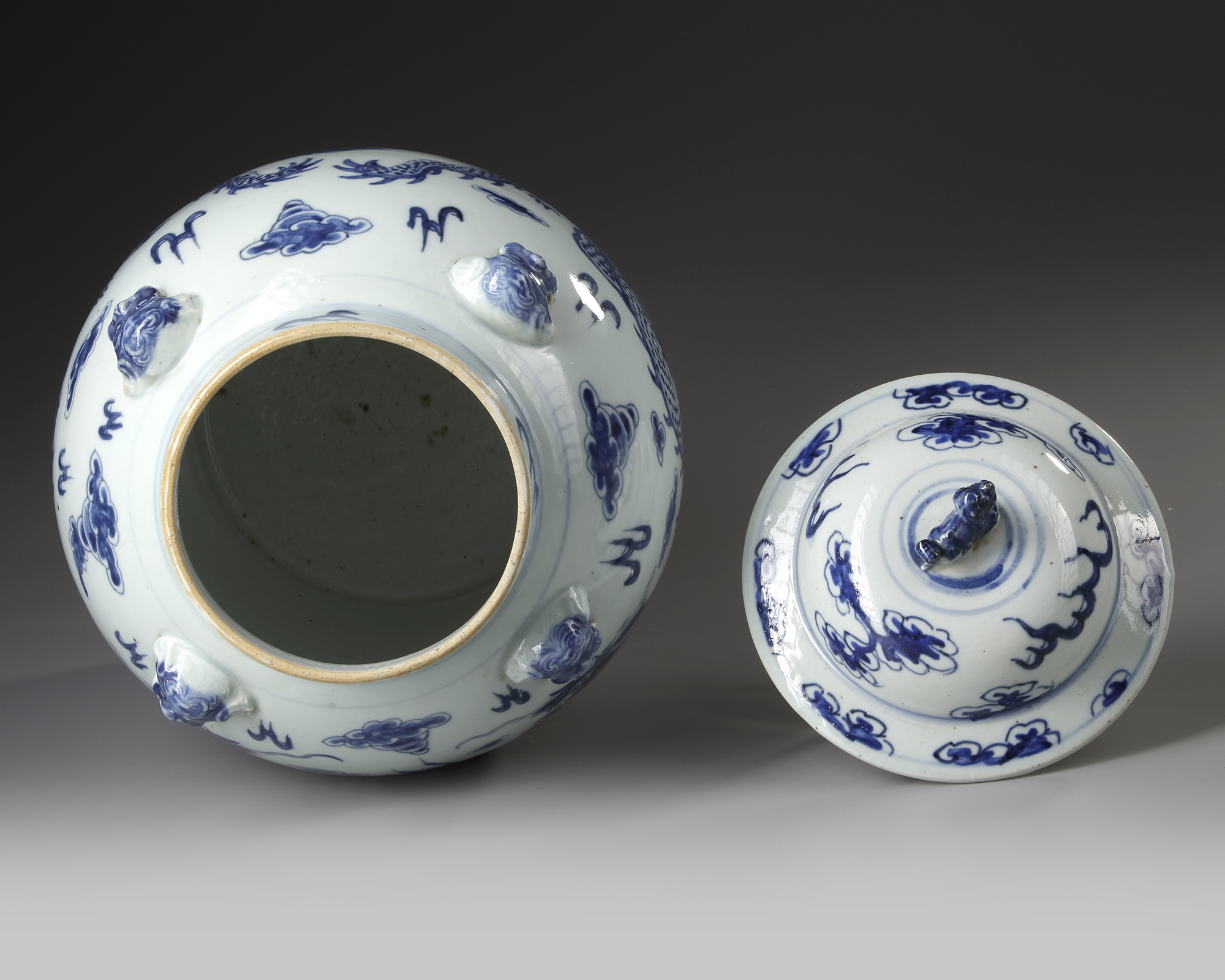 A CHINESE BLUE AND WHITE DRAGON VASE, 19TH CENTURY - Image 4 of 5