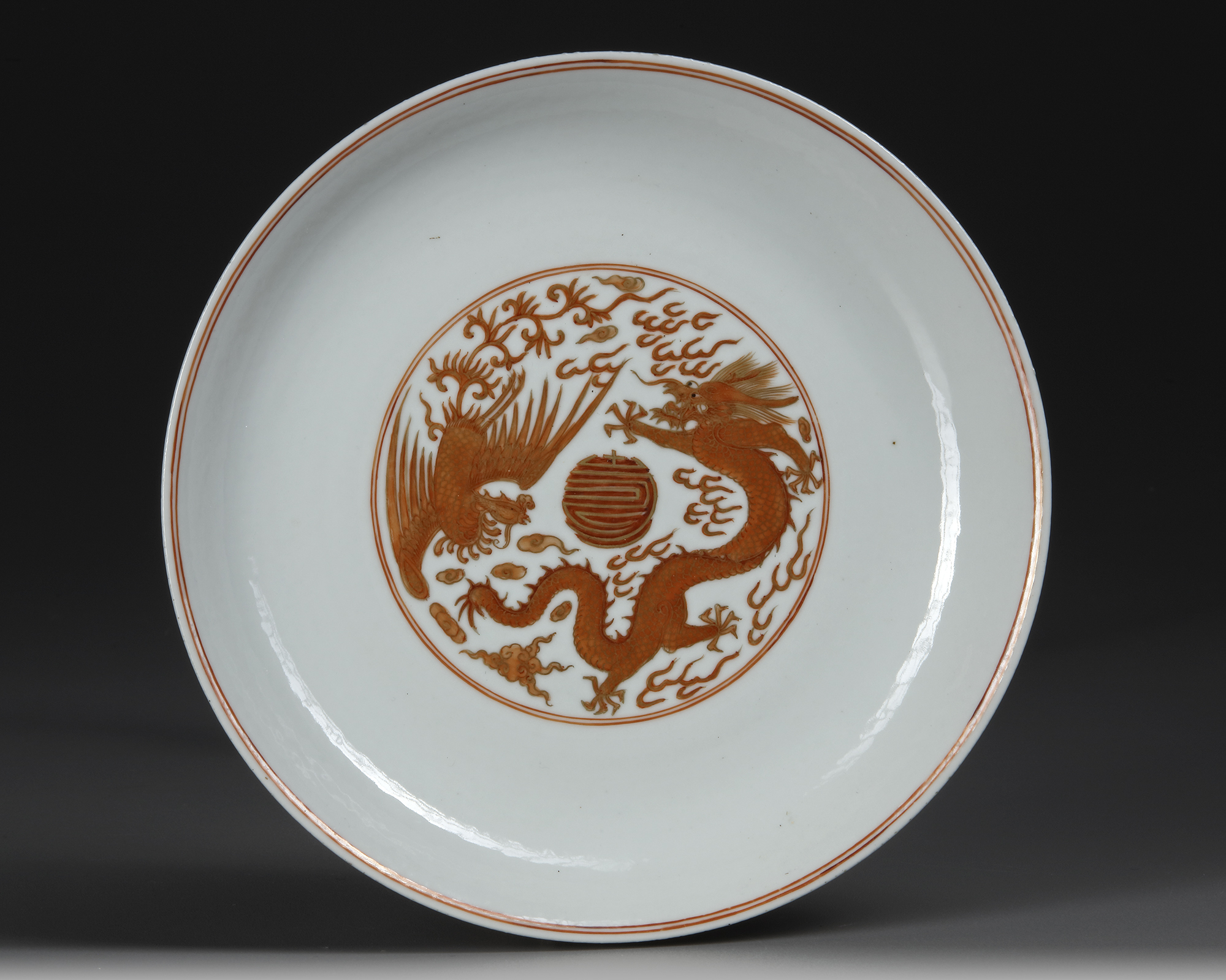 A CHINESE DRAGON AND PHOENIX DECORATED DISH, 19TH/20TH CENTURY