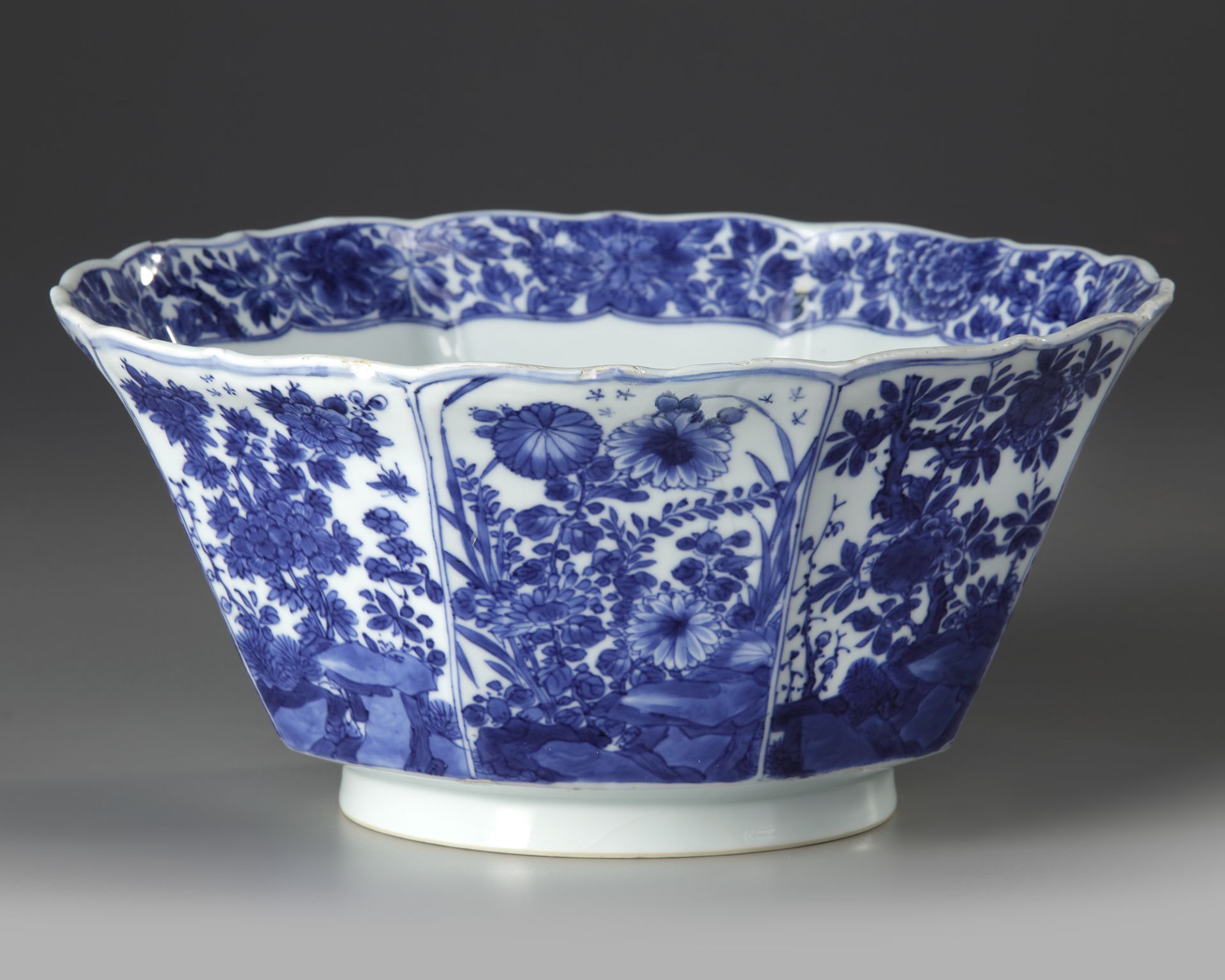 A CHINESE BLUE AND WHITE BOWL, KANGXI PERIOD 1662-1722 - Image 2 of 4