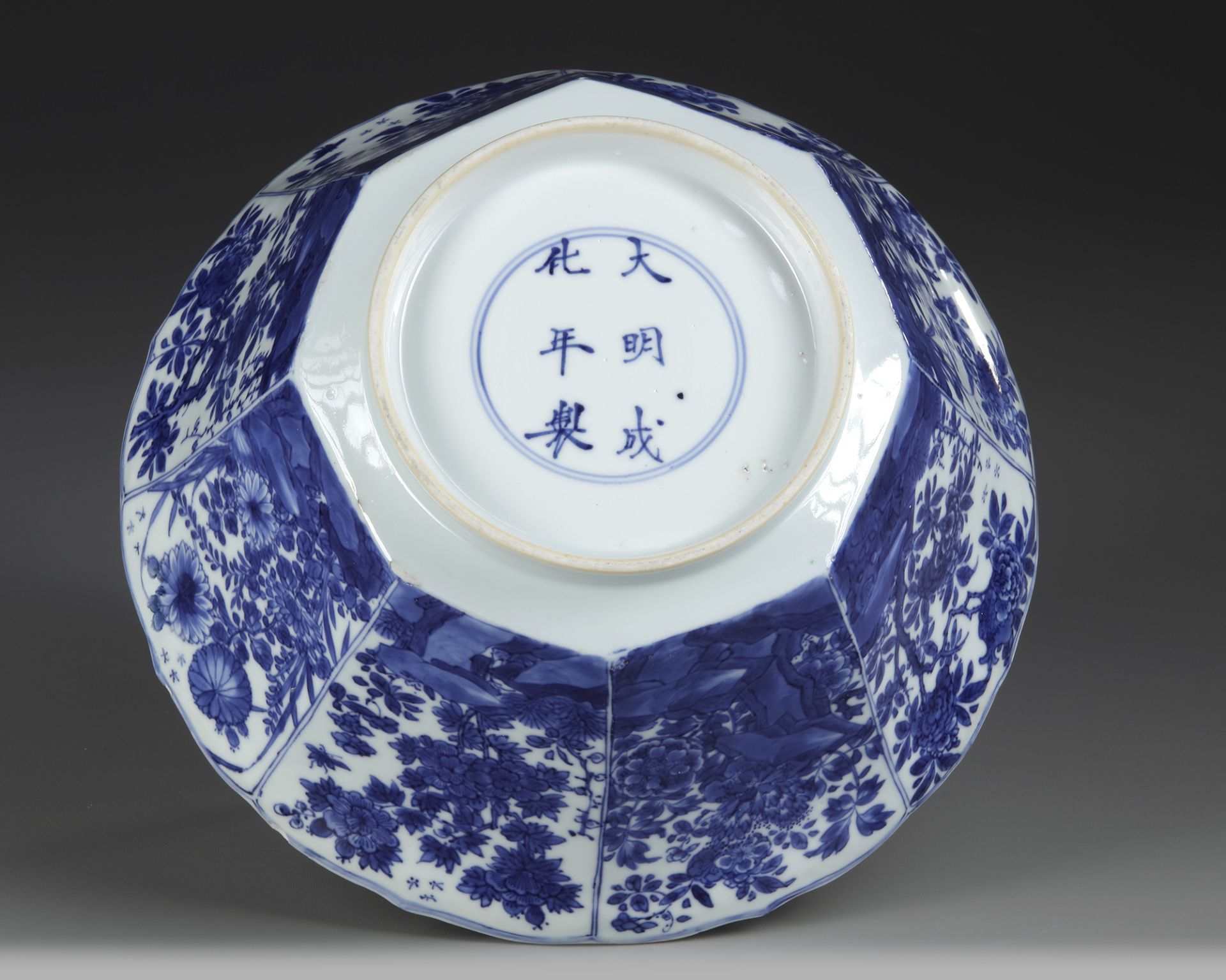 A CHINESE BLUE AND WHITE BOWL, KANGXI PERIOD 1662-1722 - Image 4 of 4