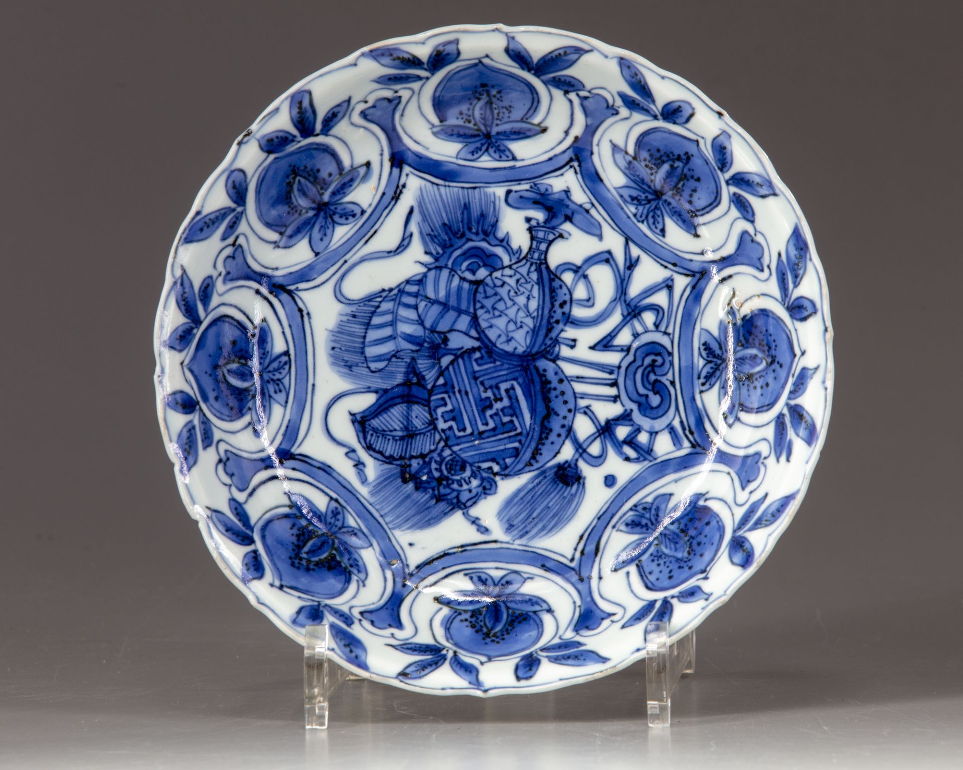 A CHINESE BLUE AND WHITE SCALLOPED RIM DISH, WANLI PERIOD (1573-1619)