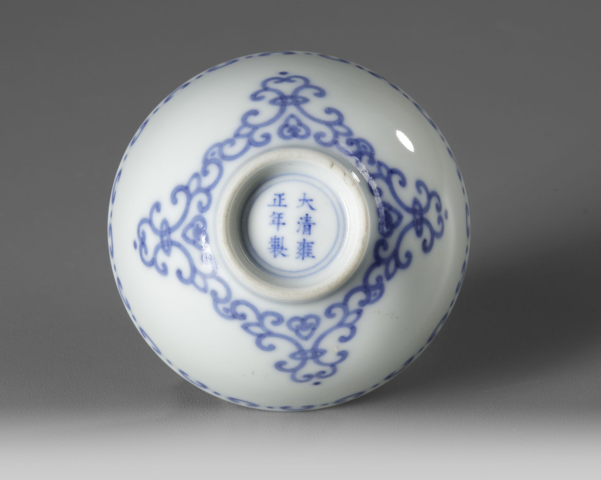 A CHINESE BLUE AND WHITE CUP, QING DYNASTY (1644-1911) - Bild 3 aus 4