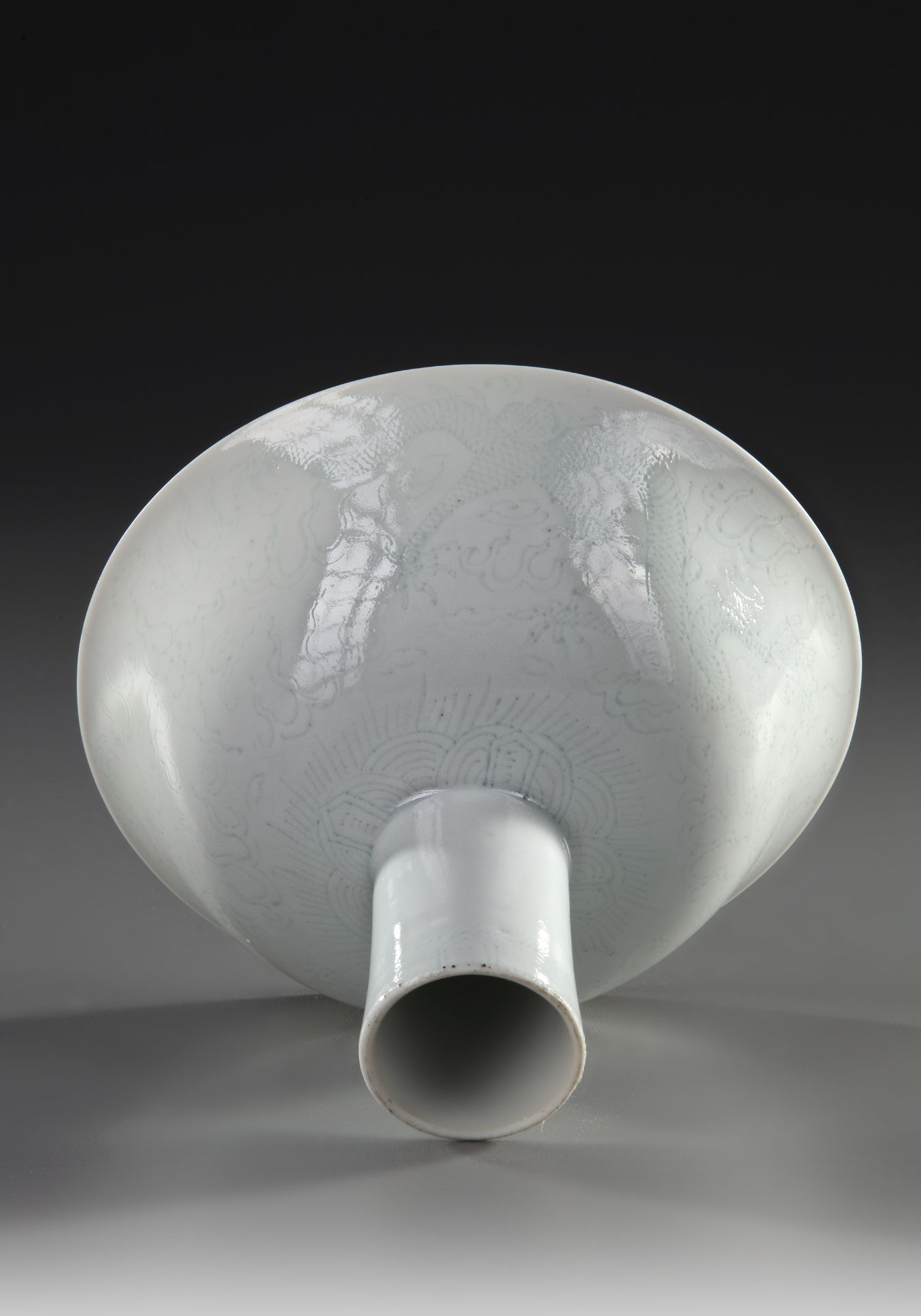 A CHINESE WHITE-GLAZED STEM BOWL, 17TH CENTURY - Bild 5 aus 5