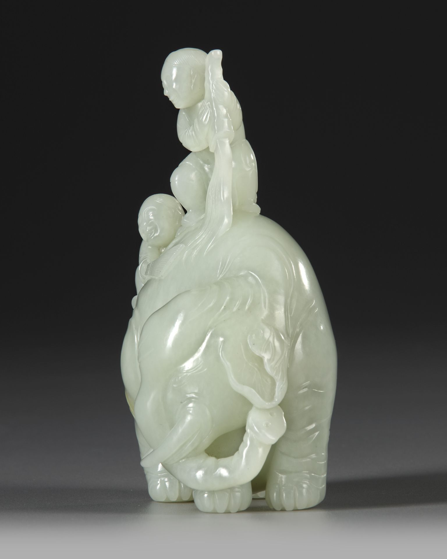 A CELADON JADE CARVING OF TWO BOYS WASHING AN ELEPHANT, 19TH CENTURY - Bild 2 aus 4