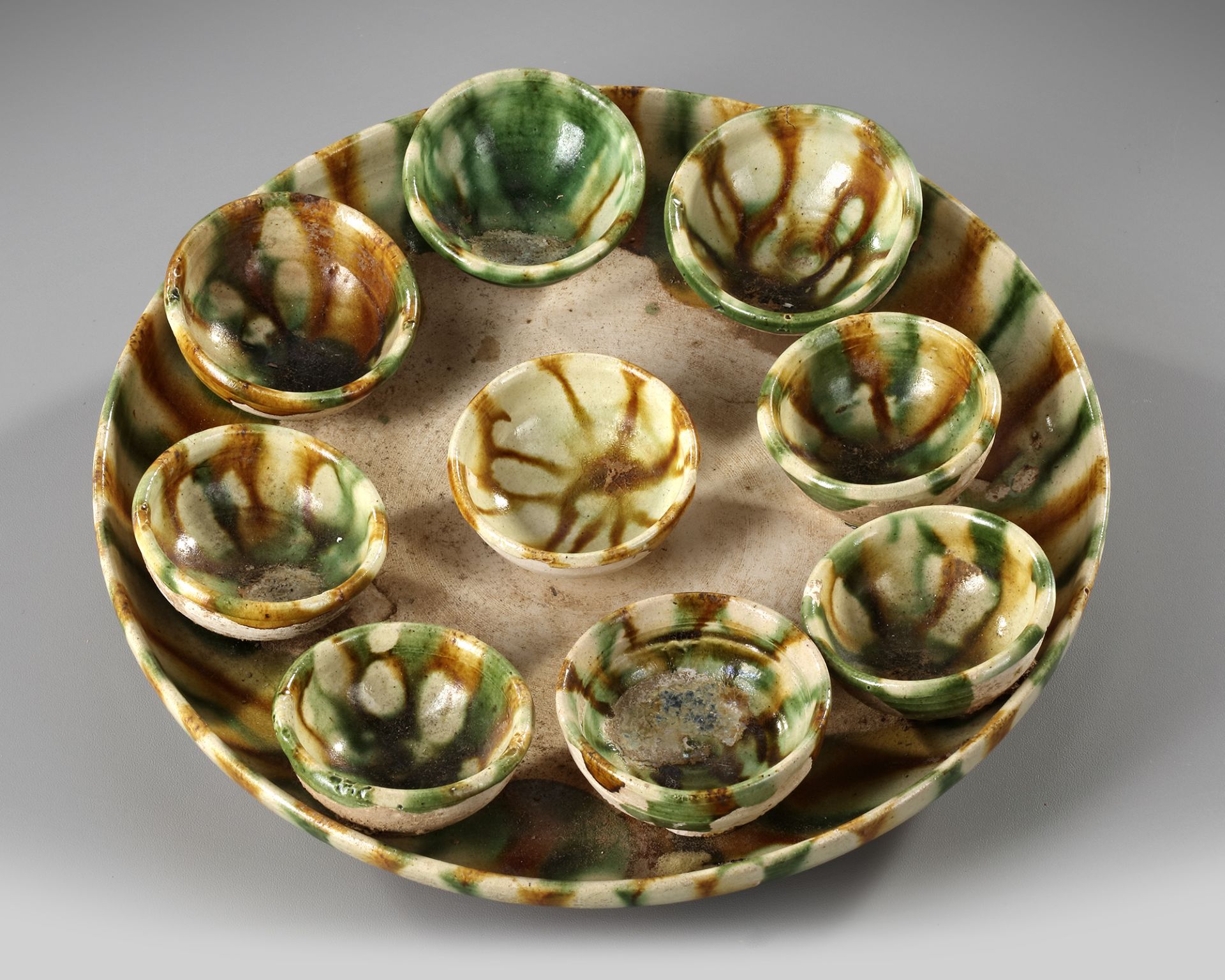 A CHINESE SANCAI GLAZED TRAY AND NINE CUPS, TANG DYNASTY (618-906 AD) - Bild 2 aus 4