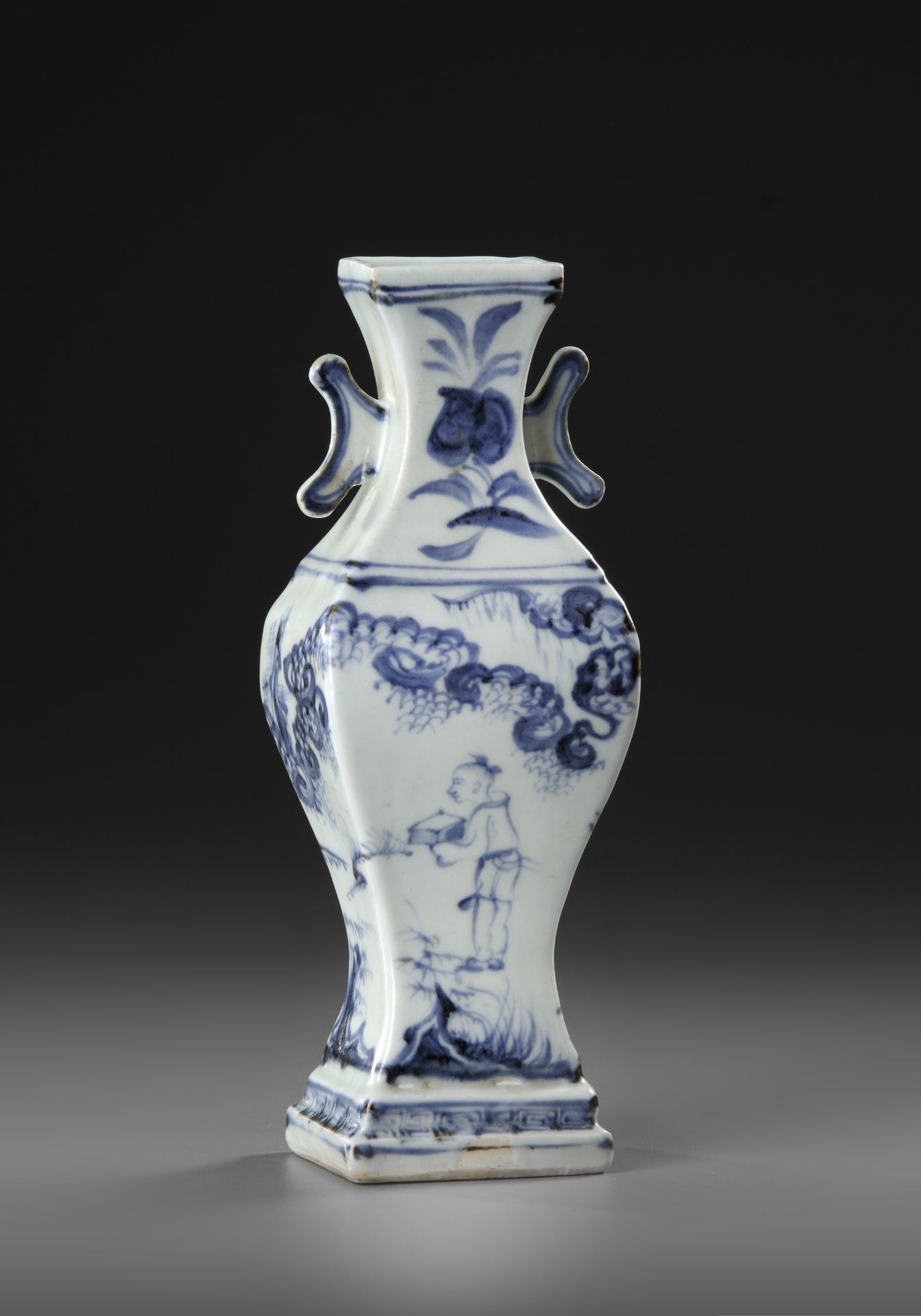 A CHINESE BLUE AND WHITE FACETED VASE, MING DYNASTY, LATE 15TH CENTURY - Image 6 of 6