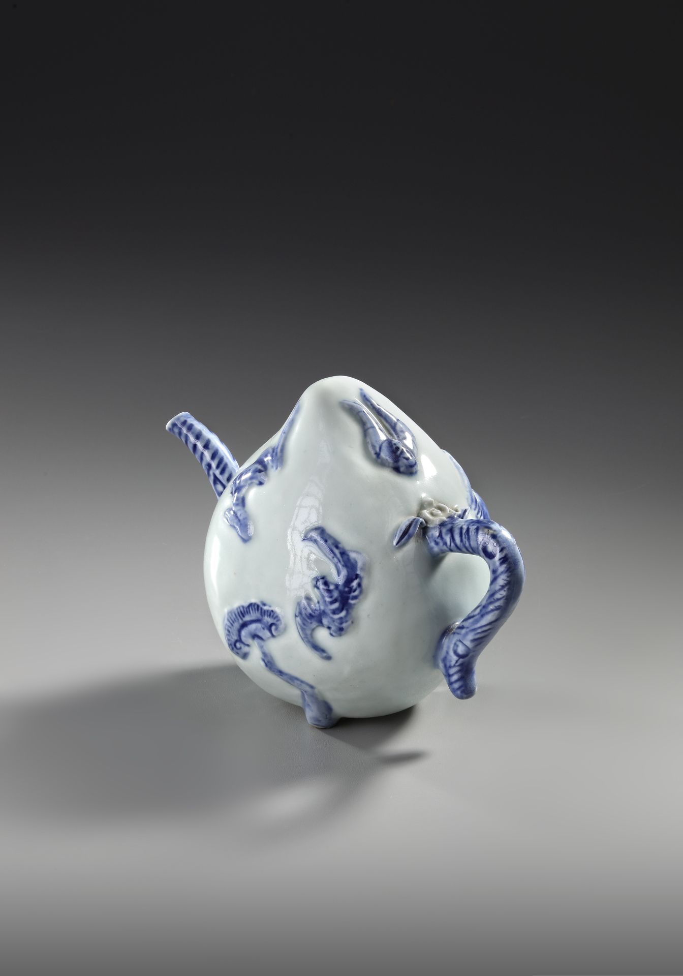 A CHINESE BLUE AND WHITE-GLAZED PEACH-FORM 'CADOGAN' TEAPOT, 19TH CENTURY - Bild 3 aus 4