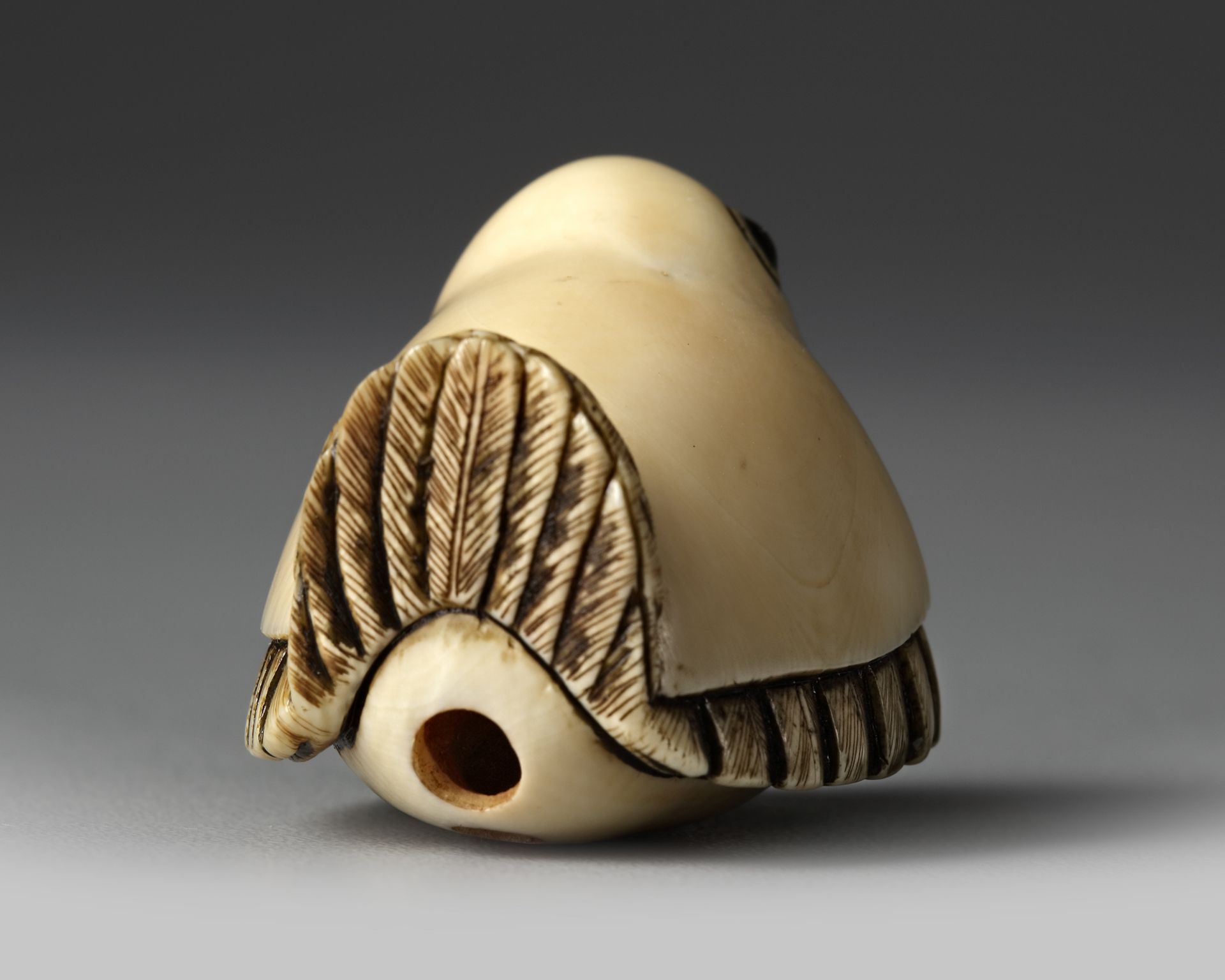 A JAPANESE IVORY NETSUKE OF THE SHAPE OF A SPARROW, SECOND HALF 19TH CENTURY - Bild 3 aus 5