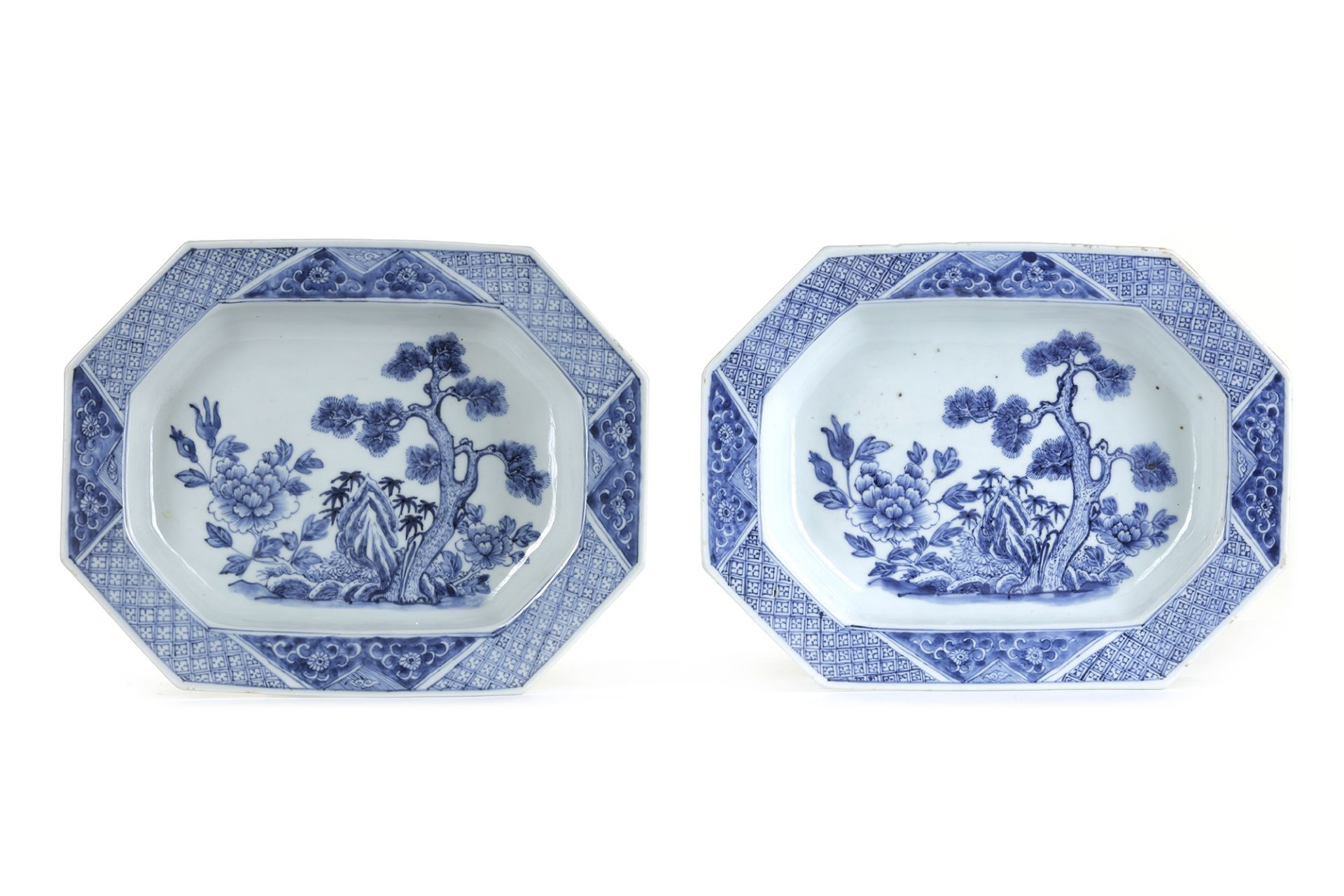 A PAIR OF CHINESE BLUE AND WHITE OCTAGONAL PLATTERS, 18TH CENTURY