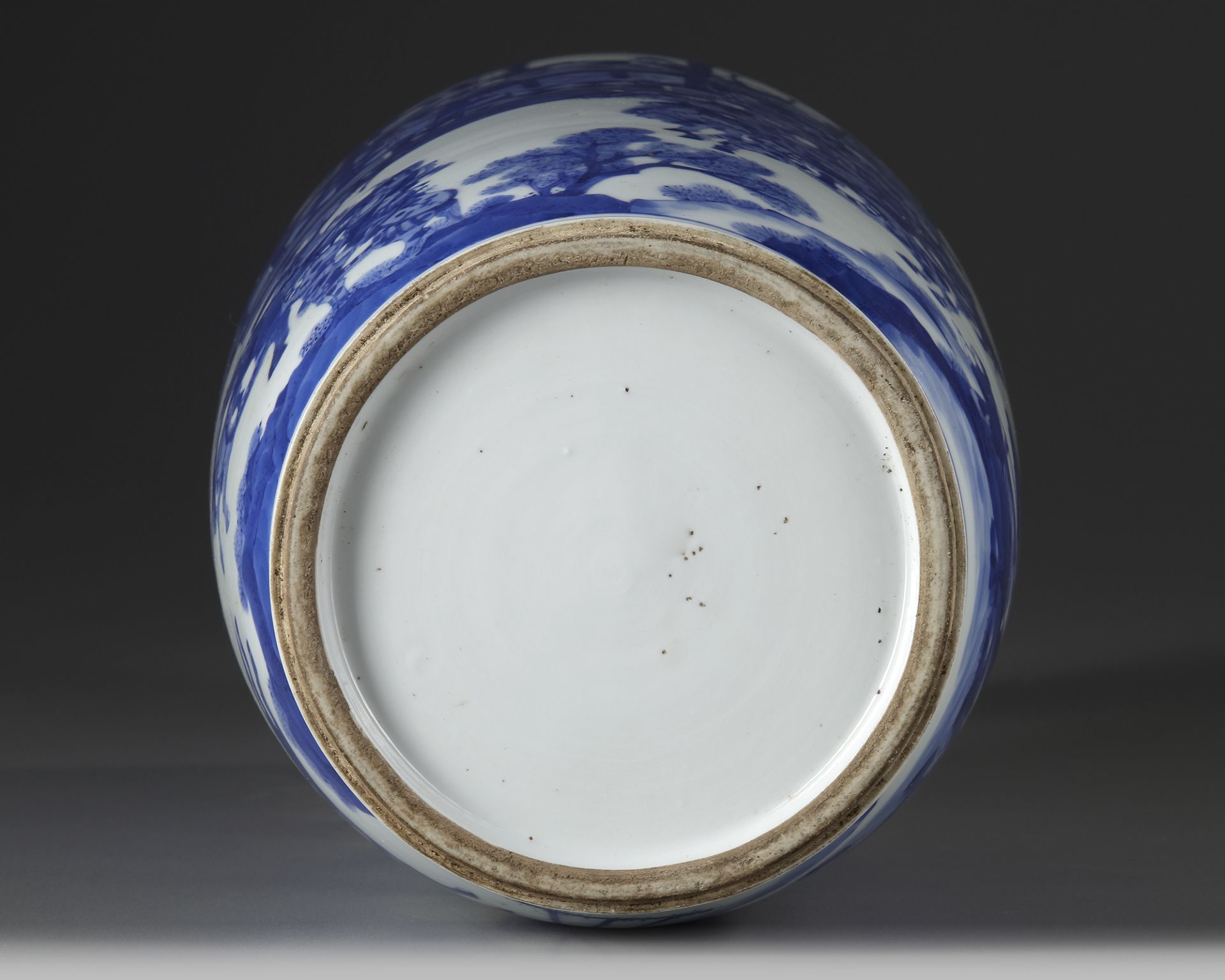 A CHINESE BLUE AND WHITE ROULEAU VASE, QING DYNASTY (1644-1911) - Bild 5 aus 5