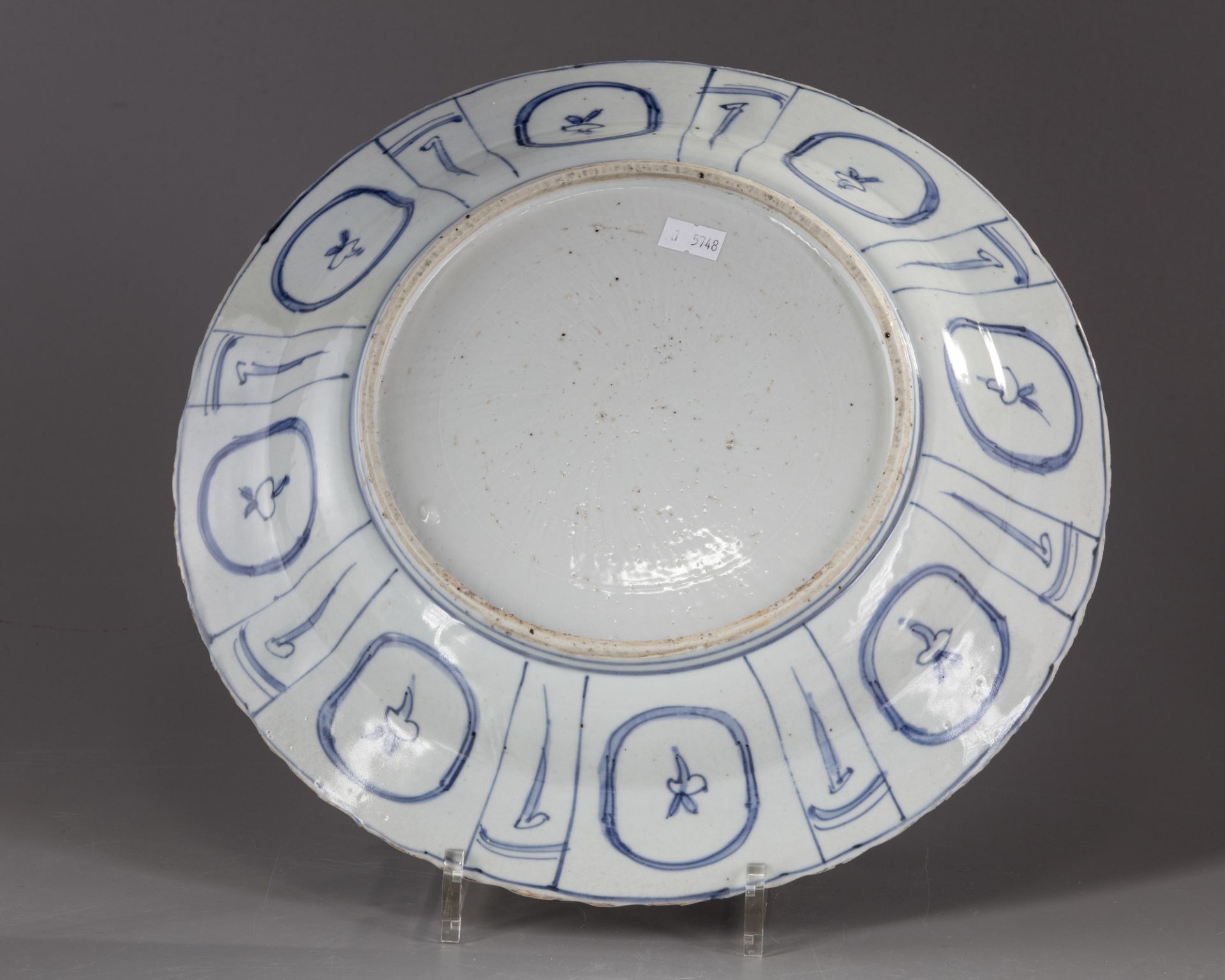 A CHINESE BLUE AND WHITE CHARGER, WANLI PERIOD - Image 2 of 2