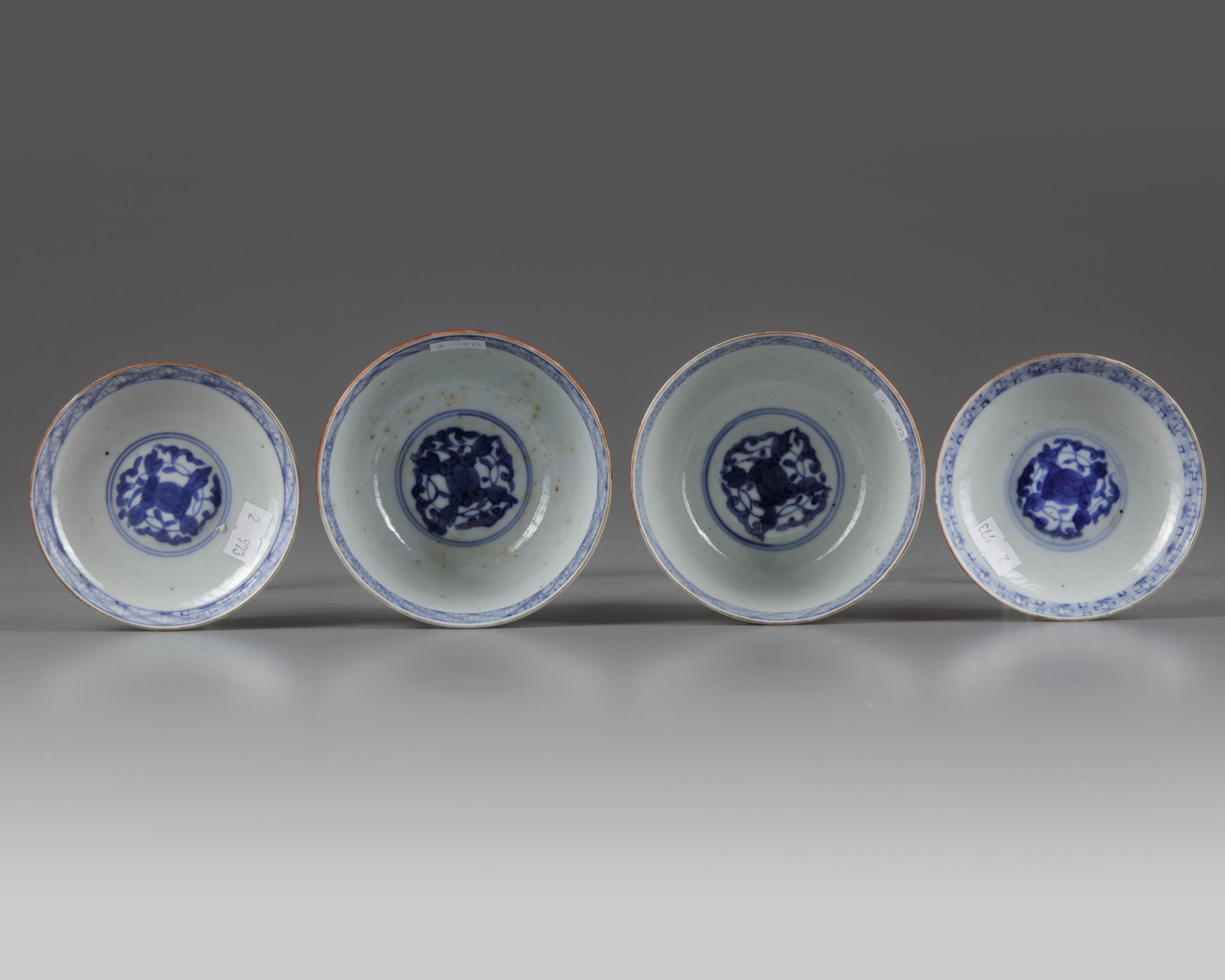 A PAIR OF JAPANESE IMARI NANBAN SHIP BOWLS AND COVERS, 19TH CENTURY - Bild 3 aus 4