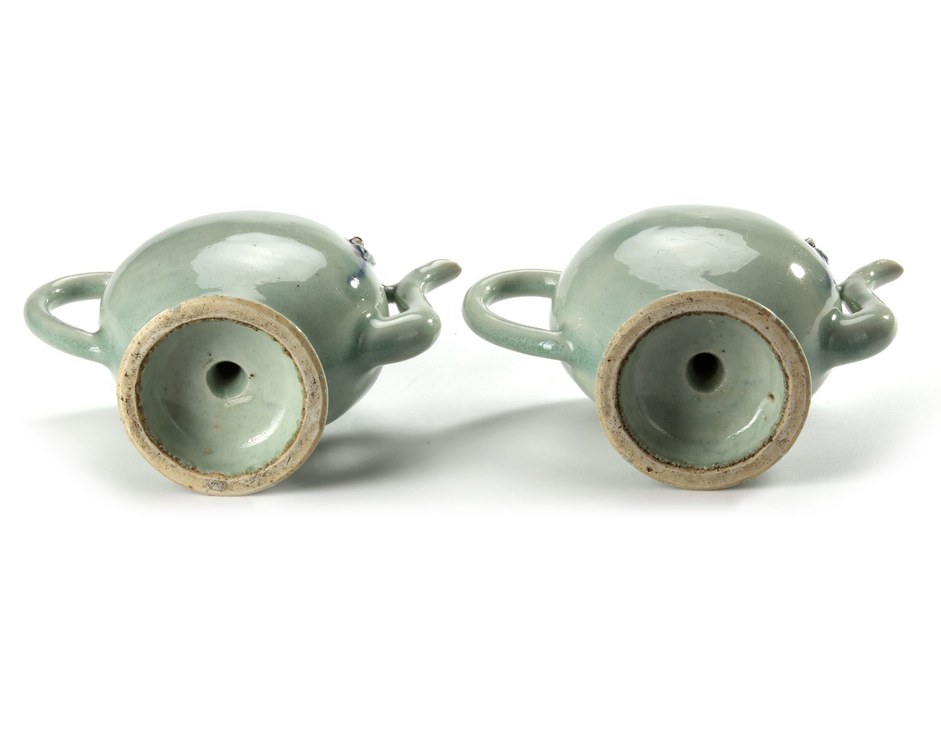 A PAIR OF CELADON-GLAZED ‘CADOGAN’ WINE POTS, QING DYNASTY (1644-1912) - Bild 5 aus 6