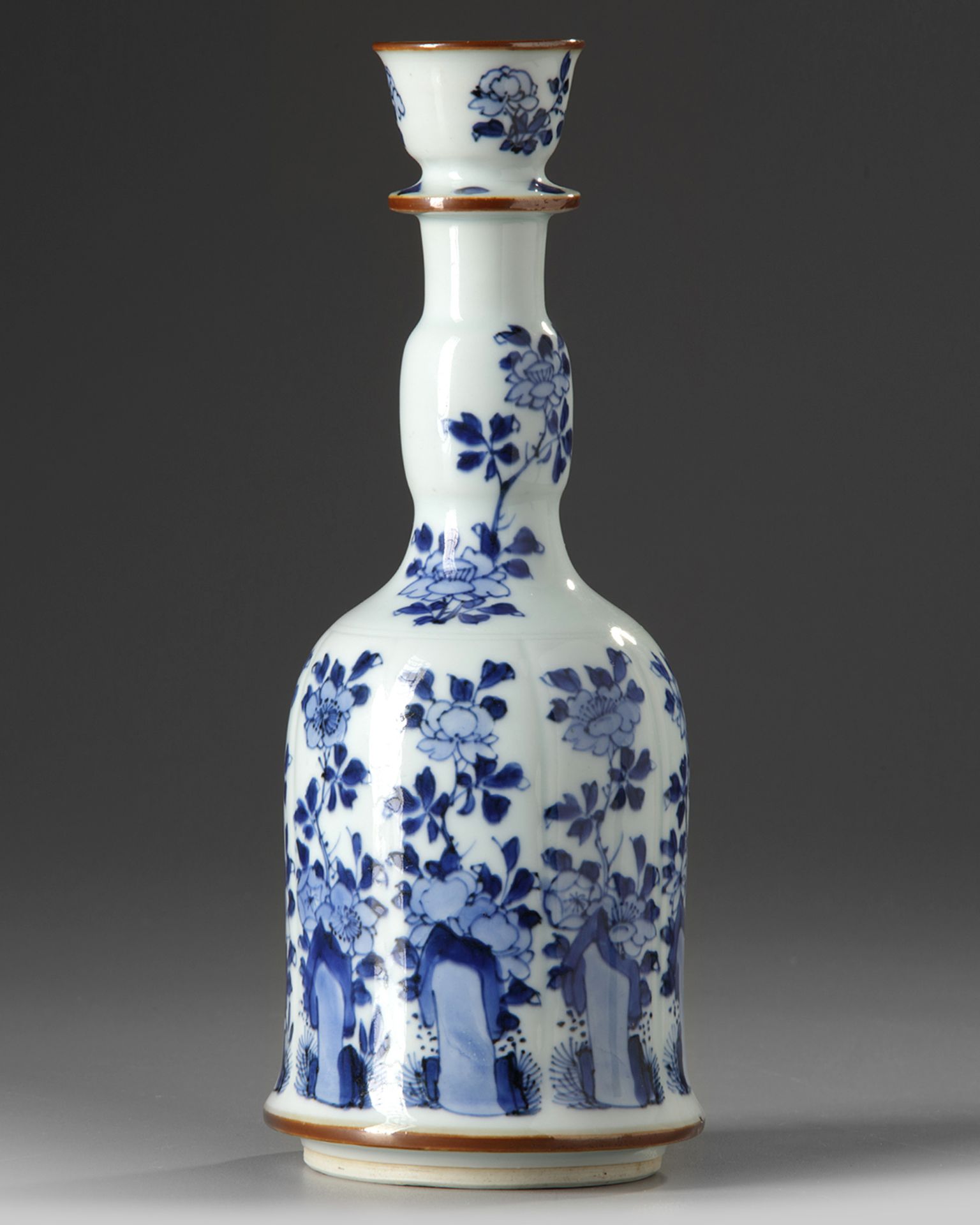 A CHINESE BLUE AND WHITE HOOKAH BASE, KANGXI PERIOD (1662-1722)