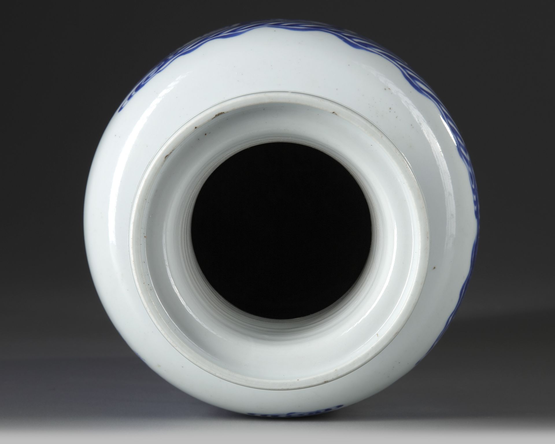 A CHINESE BLUE AND WHITE ROULEAU VASE, QING DYNASTY (1644-1911) - Bild 4 aus 5