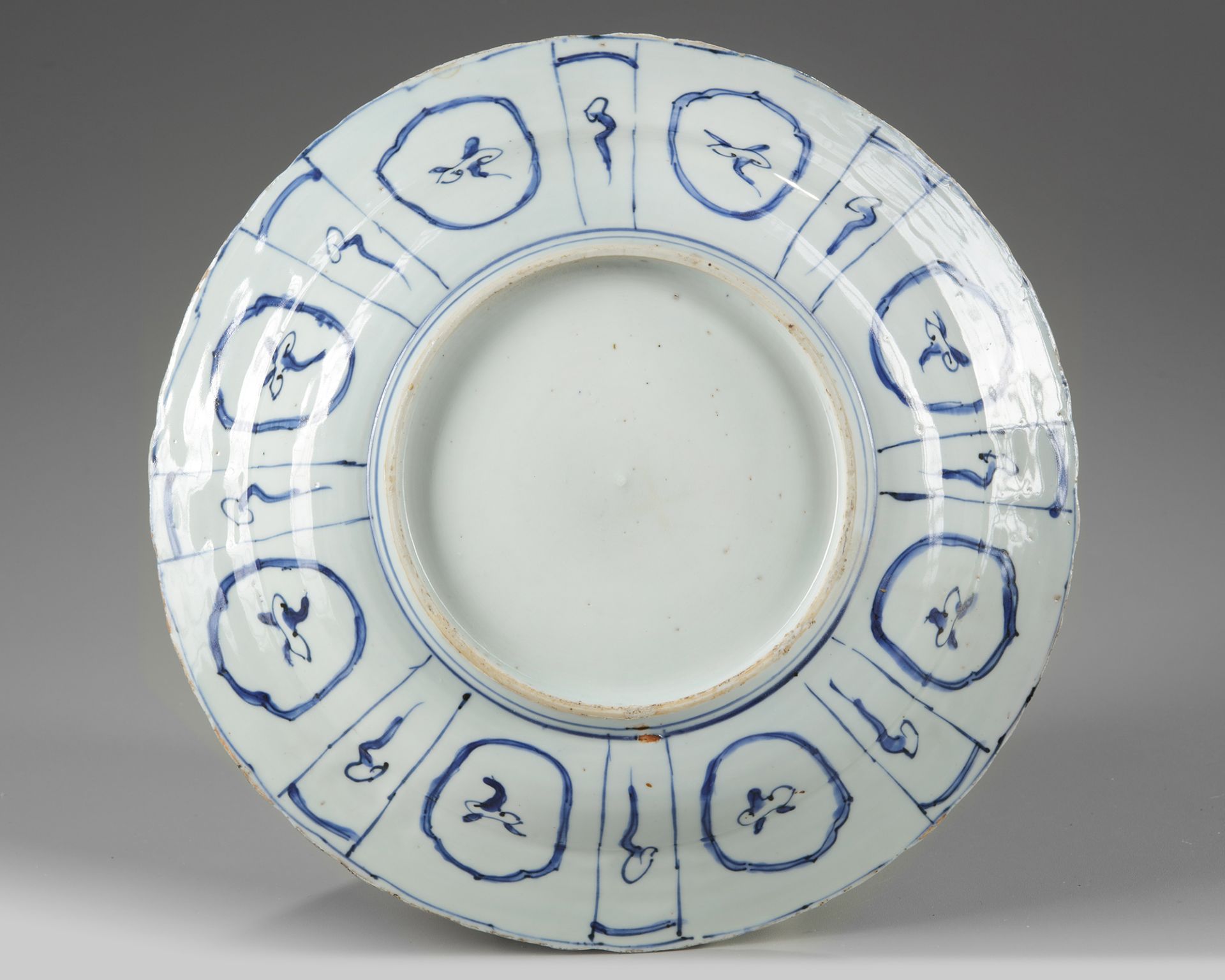 A CHINESE BLUE AND WHITE 'DUCKS AND LOTUS 'KRAAK PORSELEIN' DISH, WANLI PERIOD (1573-1619) - Image 2 of 2