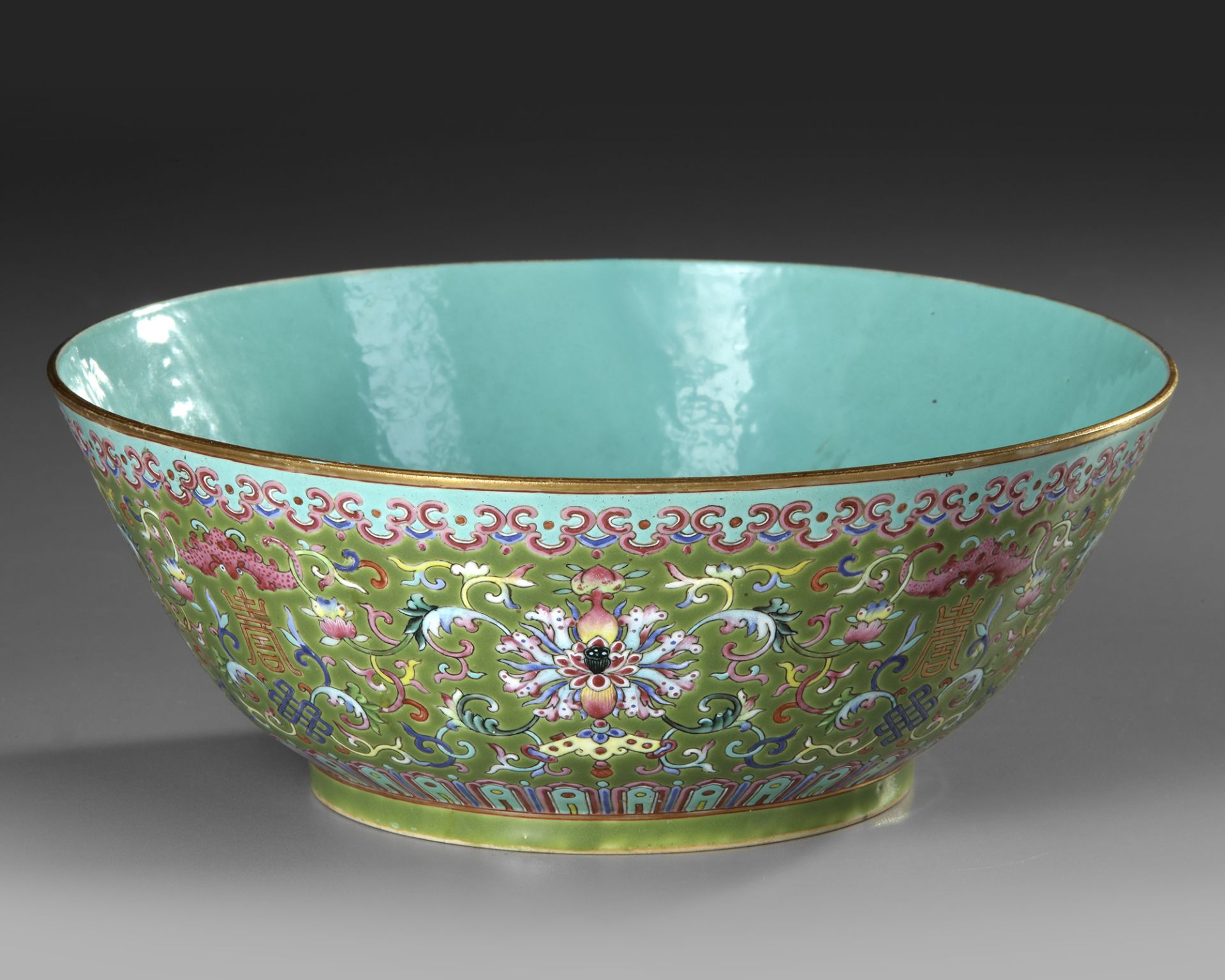 A LARGE FAMILLE ROSE GREEN-GROUND BOWL, DAOGUANG SIX-CHARACTER SEAL MARKS IN IRON RED AND OF THE PE - Image 2 of 4