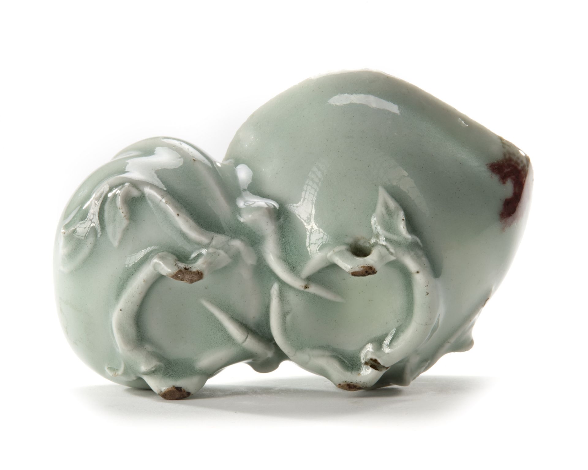 A CHINESE CELADON WATER DROPPER IN THE SHAPE OF A PEACH, KANGXI PERIOD (1662-1722) - Image 5 of 5