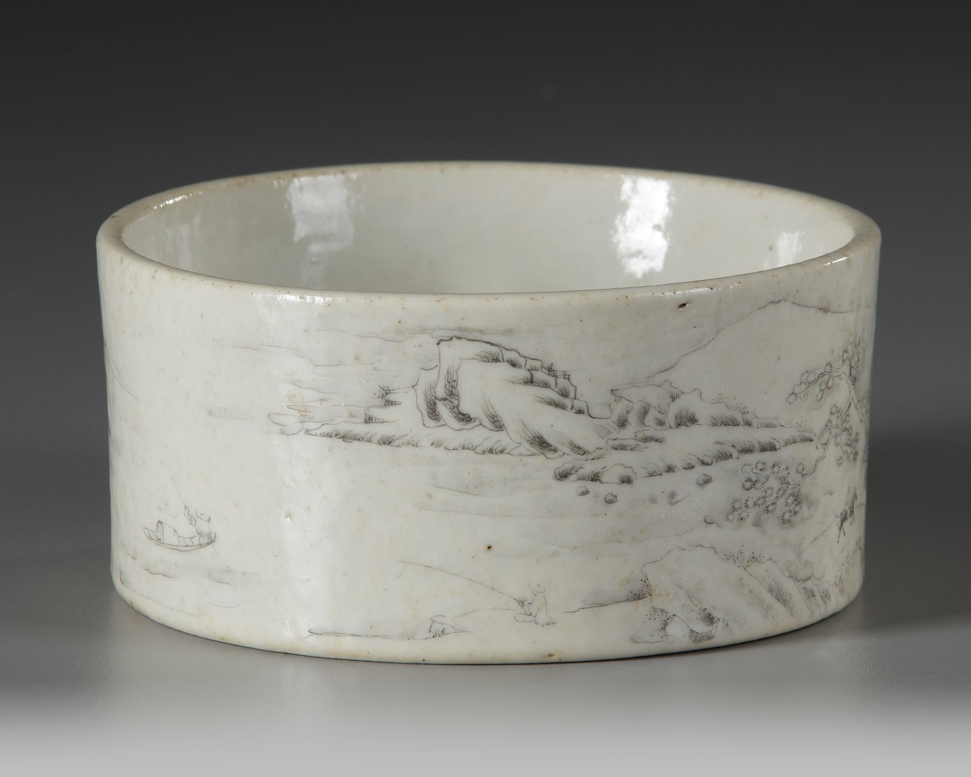 A CHINESE GRISAILLE LANDSCAPE BRUSH POT, REPUBLIC PERIOD, 20TH CENTURY - Bild 3 aus 5