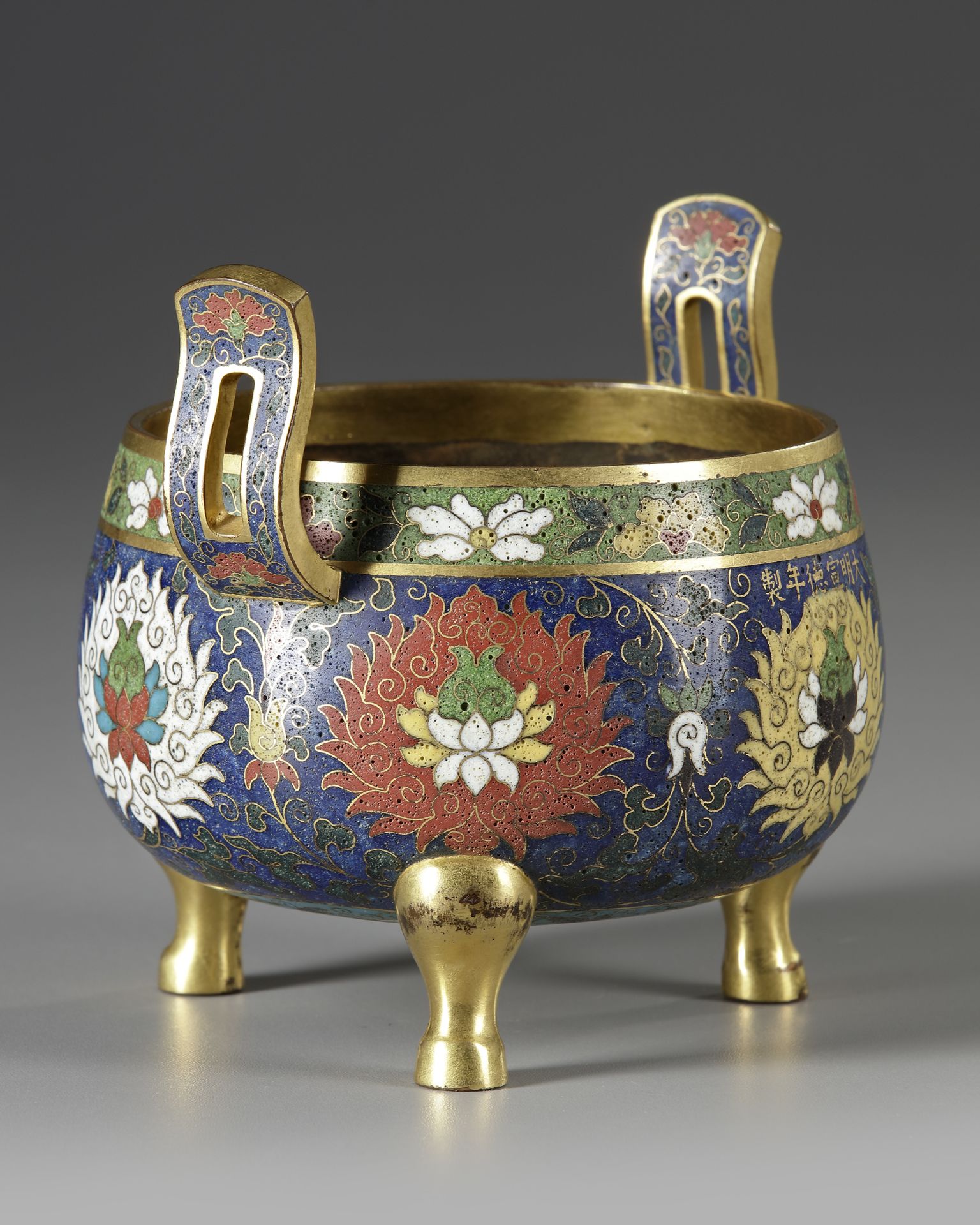 A CHINESE CLOISONNE ENAMEL TRIPOD CENCER, MING DYNASTY (1368-1644) OR LATER - Bild 2 aus 5