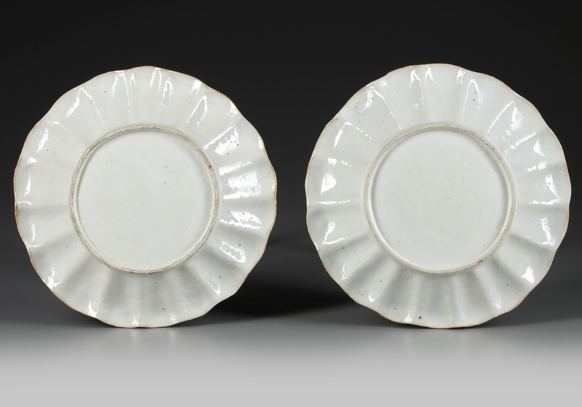 A PAIR OF CHINESE FAMILLE ROSE 'PHEASANT AND PEONY' SCALLOPED-RIM DISHES, QIANLONG PERIOD (1736-1795 - Bild 2 aus 2