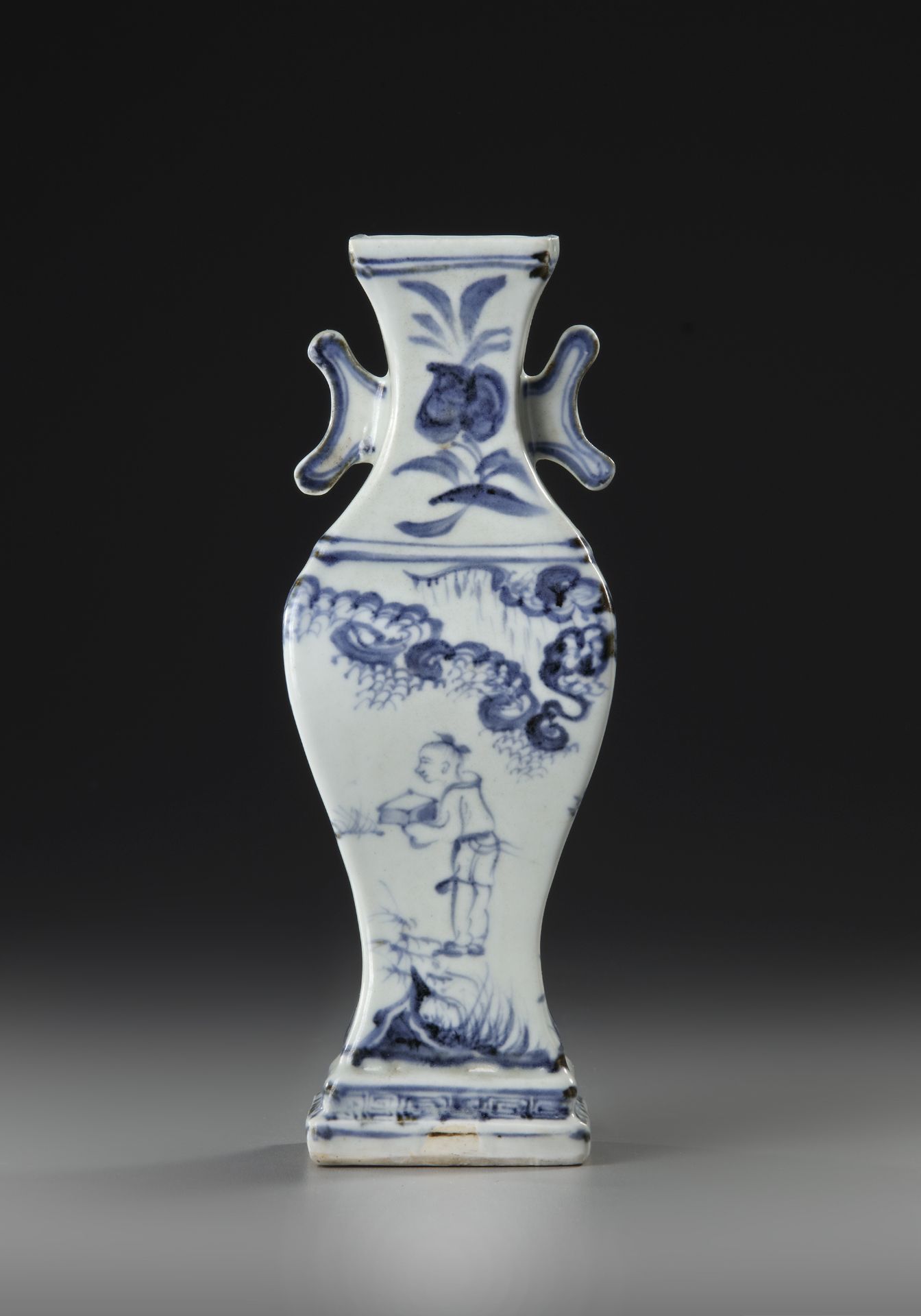 A CHINESE BLUE AND WHITE FACETED VASE, MING DYNASTY, LATE 15TH CENTURY