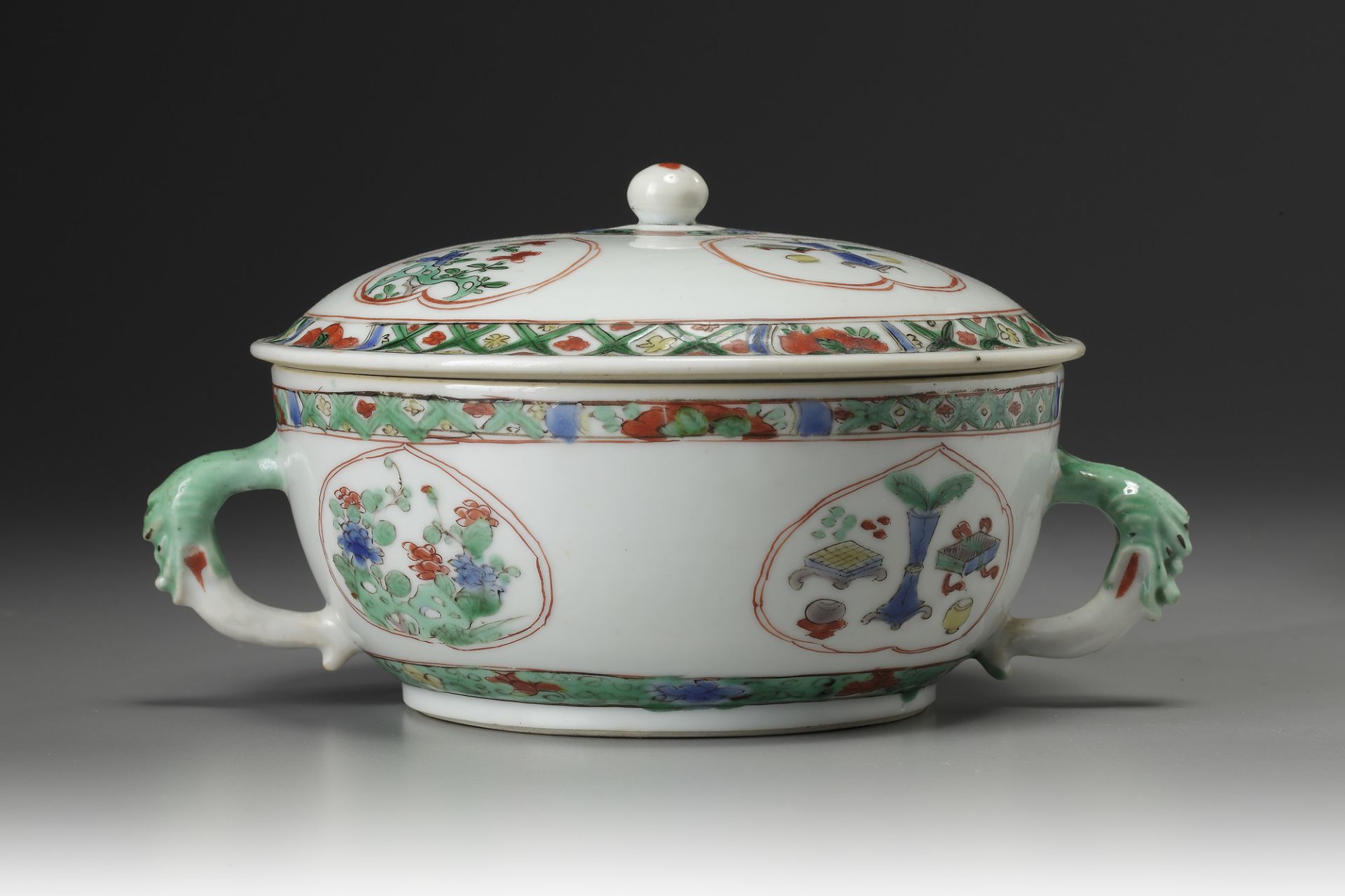A CHINESE FAMILLE VERTE TUREEN AND COVER, KANGXI PERIOD (1662-1722) - Bild 2 aus 4