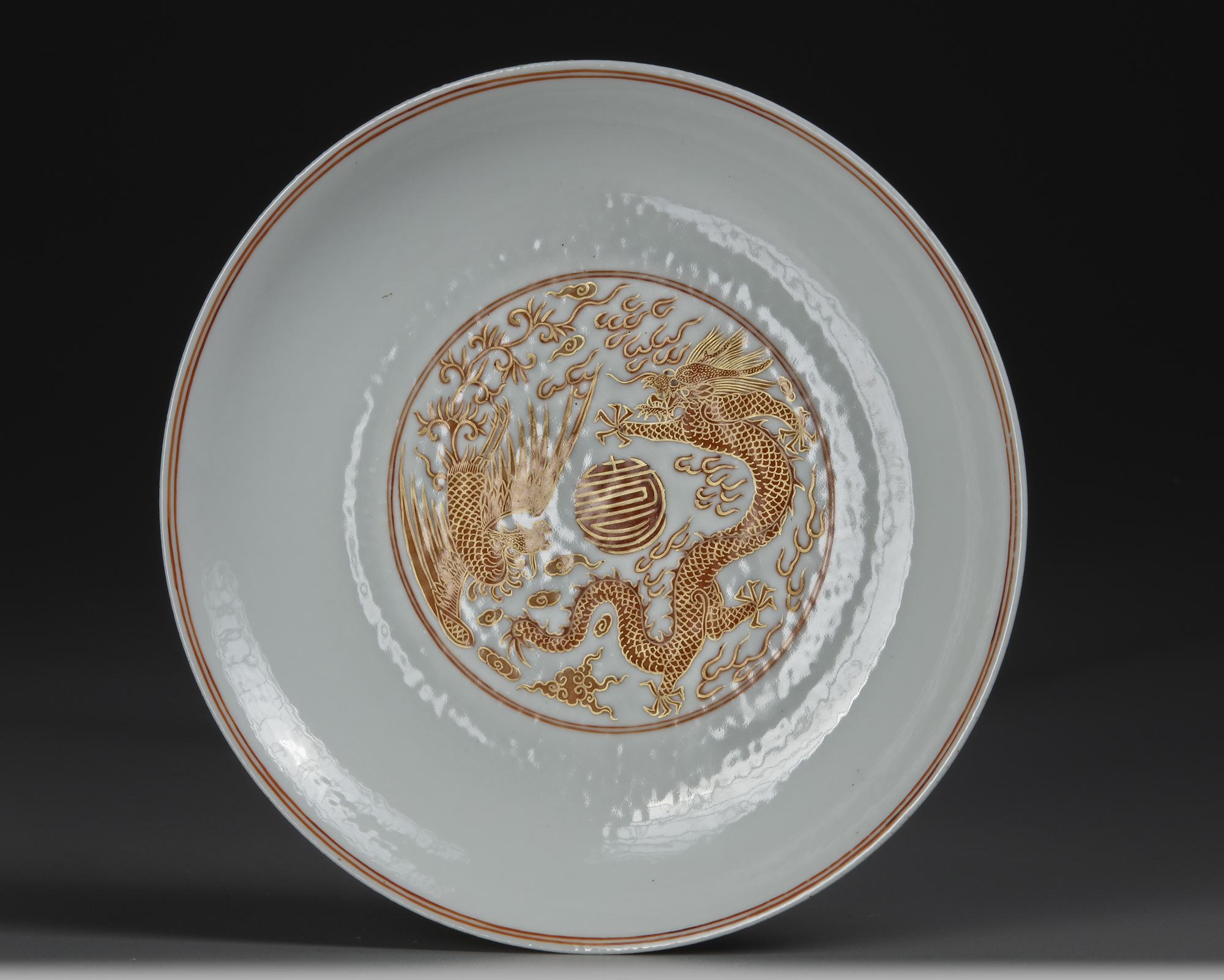 A CHINESE DRAGON AND PHOENIX DECORATED DISH, 19TH/20TH CENTURY - Image 2 of 3