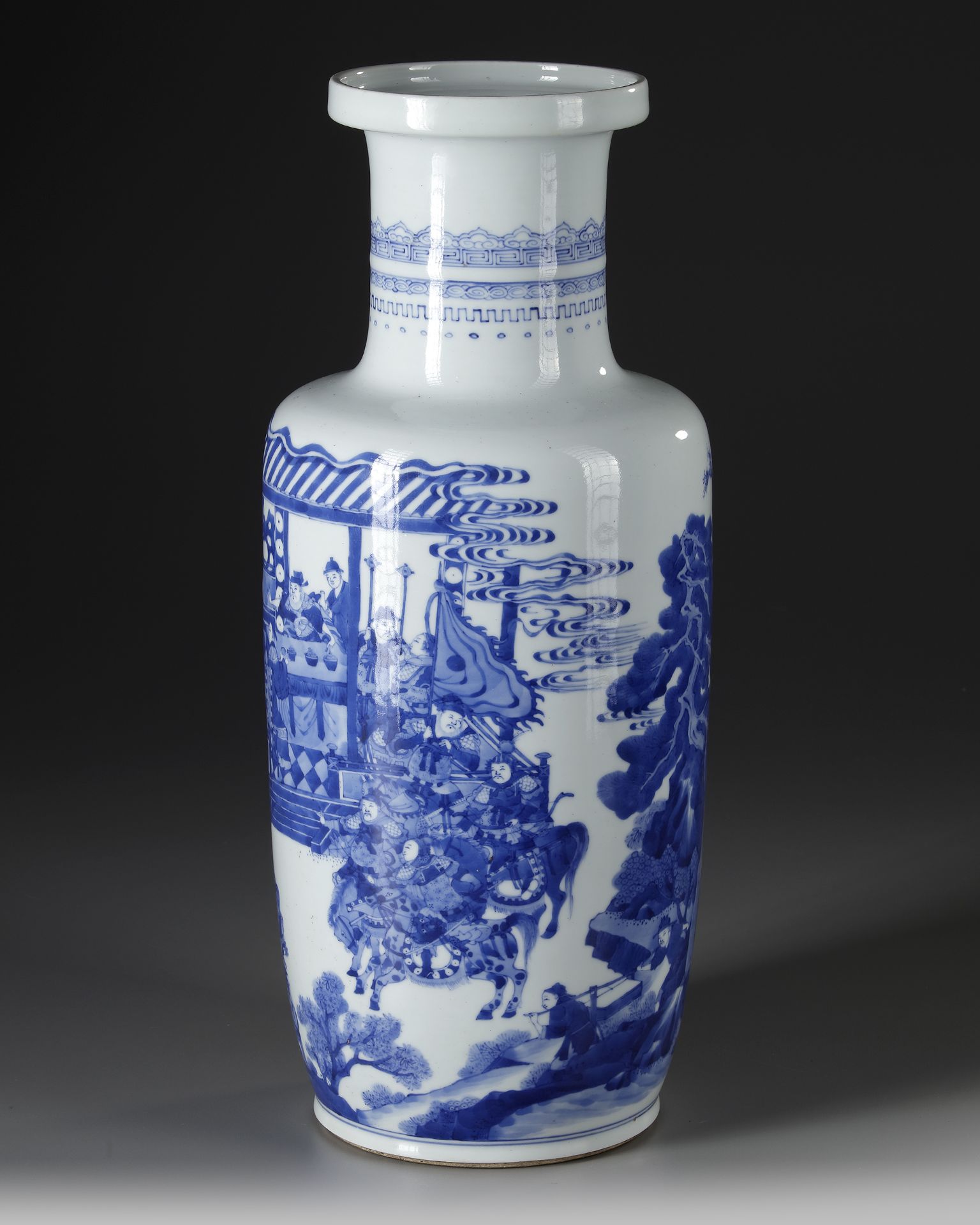 A CHINESE BLUE AND WHITE ROULEAU VASE, QING DYNASTY (1644-1911) - Bild 2 aus 5