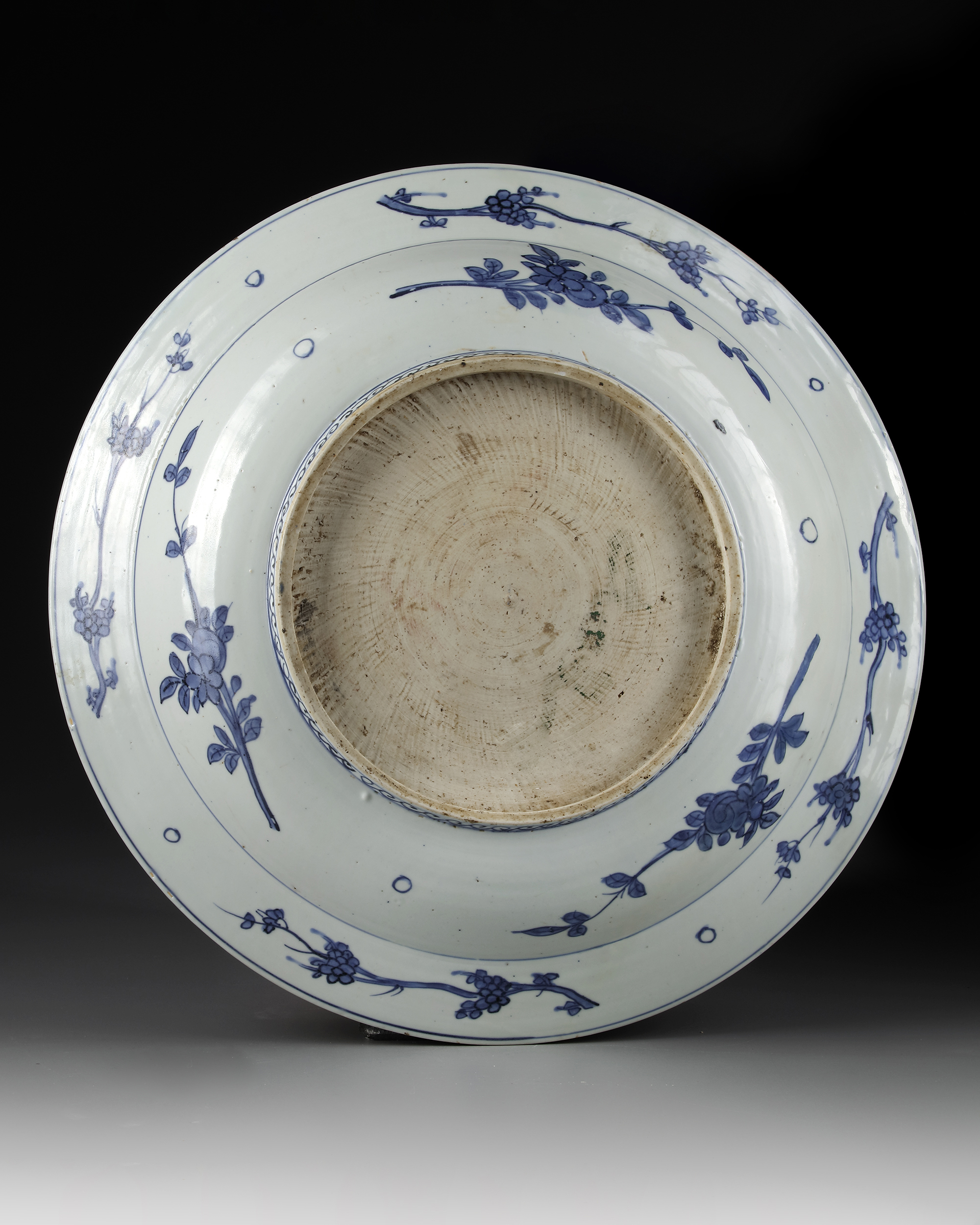 A LARGE CHINESE BLUE AND WHITE 'GRAPES' CHARGER, JIAJING PERIOD (1522-1566) - Image 2 of 3
