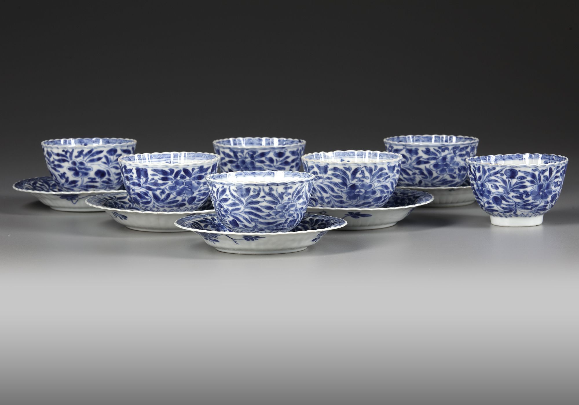 A SET OF SEVEN CHINESE BLUE AND WHITE CUPS AND SIX SAUCERS, KANGXI PERIOD (1662-1722) - Image 4 of 4