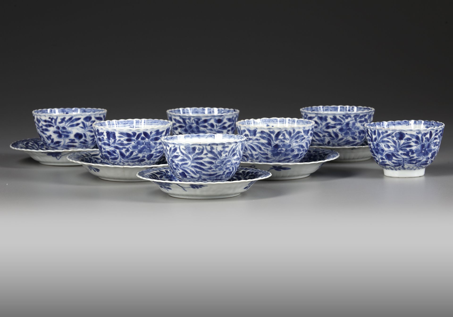 A SET OF SEVEN CHINESE BLUE AND WHITE CUPS AND SIX SAUCERS, KANGXI PERIOD (1662-1722) - Bild 4 aus 4