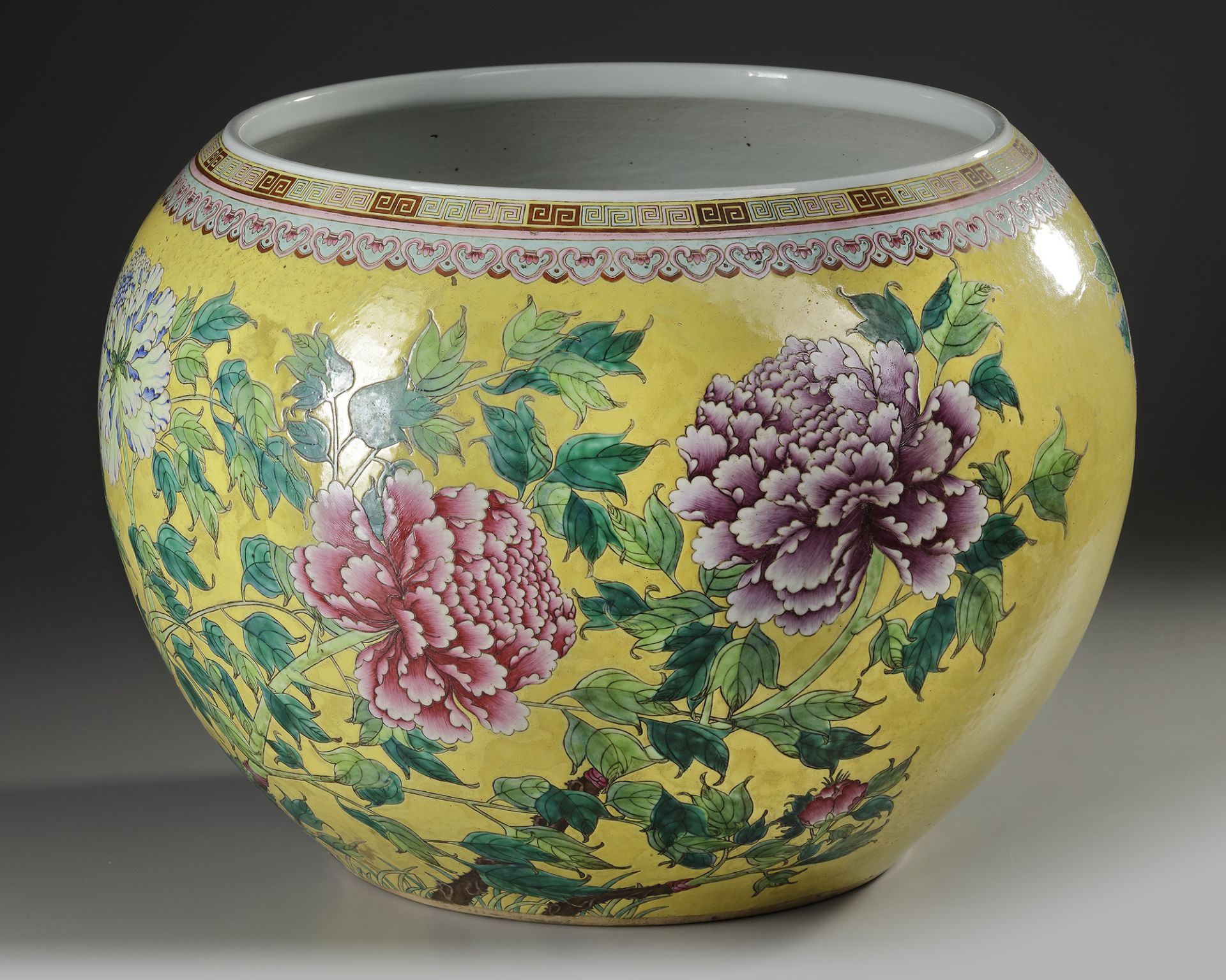 A CHINESE YELLOW-GROUND FAMILLE-ROSE 'PEONY' JAR, TIHEDIAN ZHI HALL MARK - Bild 2 aus 5