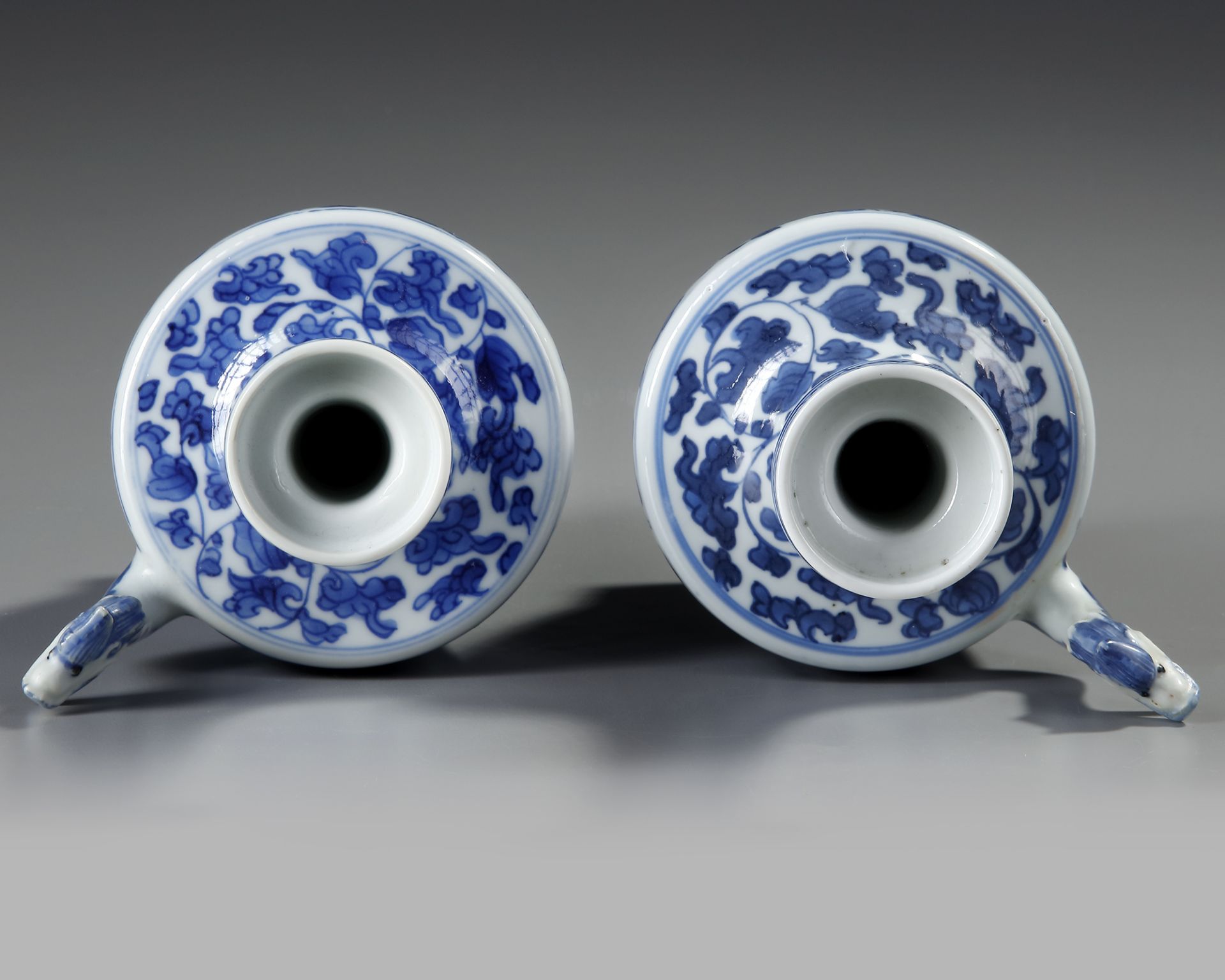 A PAIR OF BLUE AND WHITE EWERS, KANGXI PERIOD (1662-1722 ) - Image 3 of 5