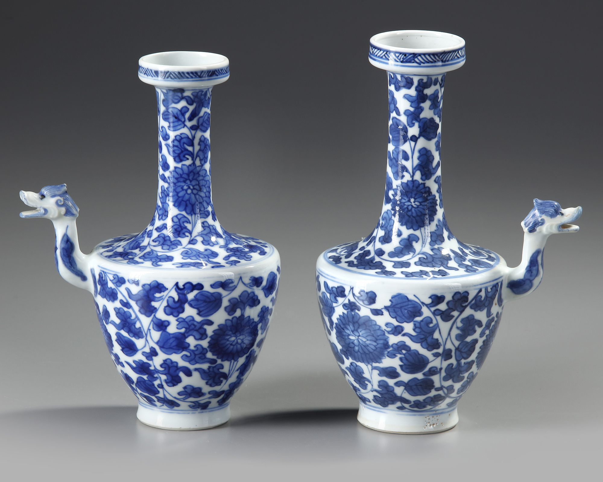 A PAIR OF BLUE AND WHITE EWERS, KANGXI PERIOD (1662-1722 ) - Image 2 of 5