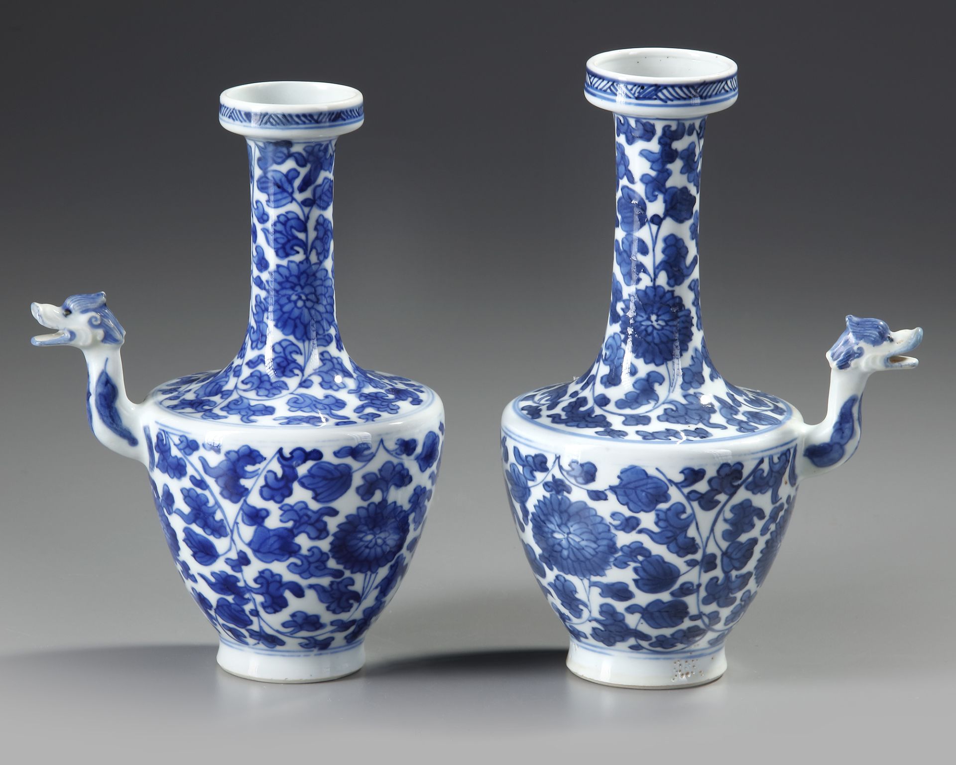 A PAIR OF BLUE AND WHITE EWERS, KANGXI PERIOD (1662-1722 ) - Bild 2 aus 5