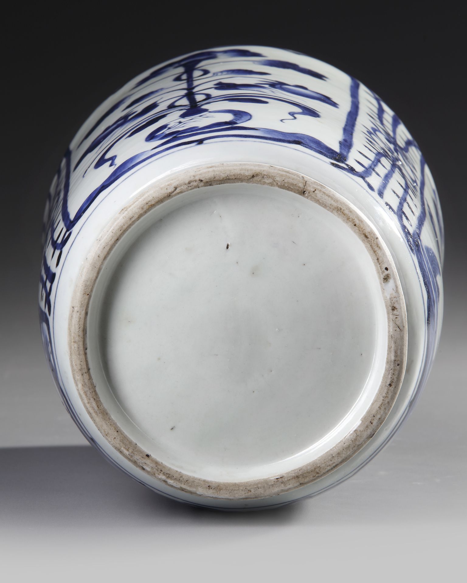 A JAPANESE BLUE AND WHITE CYLINDRICAL ARITA VASE, LATE 17TH CENTURY - Image 3 of 4